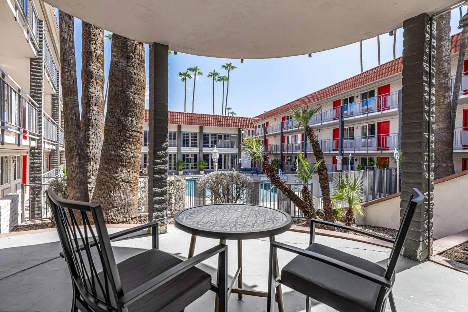 Beautiful Retreat 2 Queen Beds at Tempe Oasis Pool Spa & Clubhouse