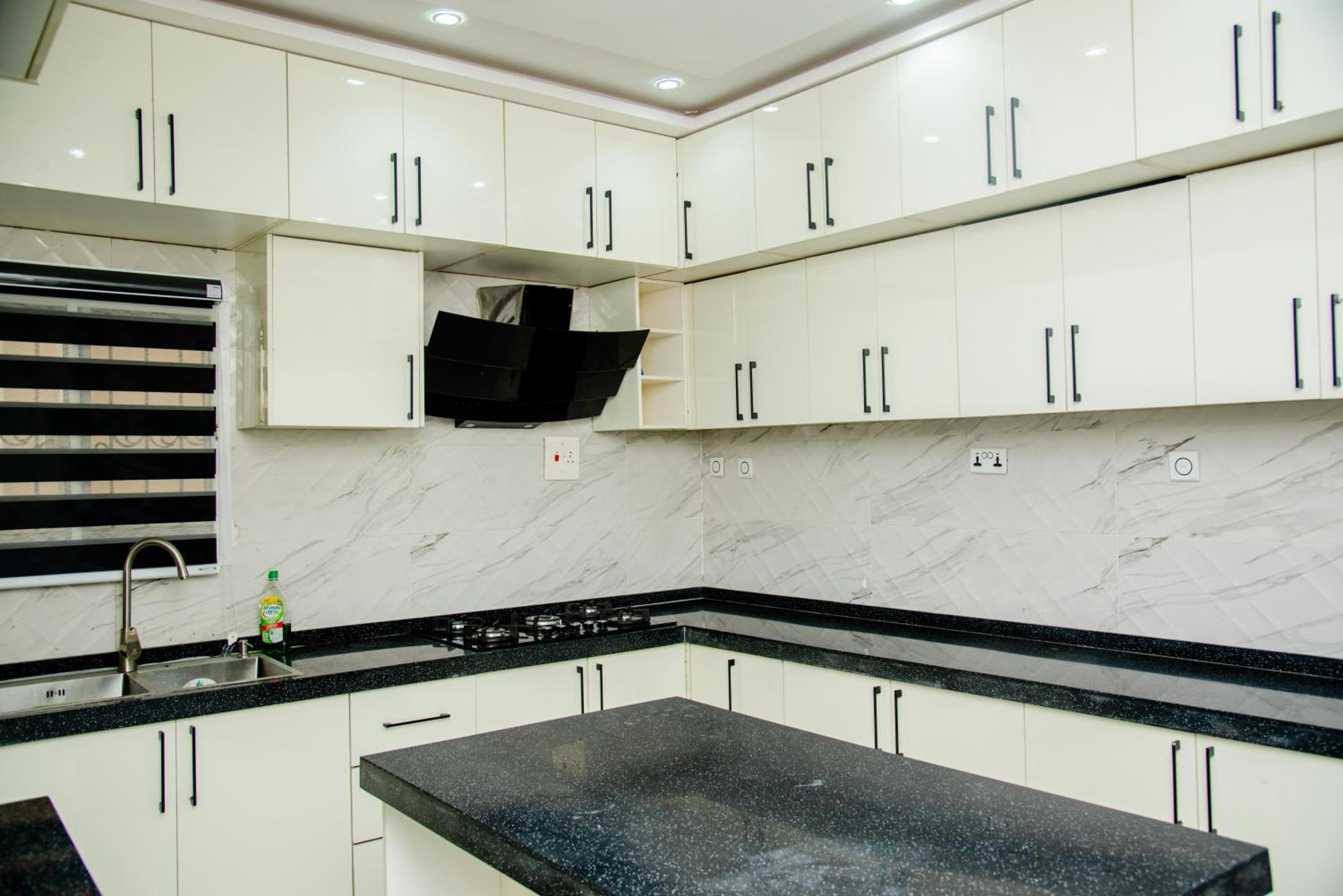 D2LUXURYSUITEs view 4