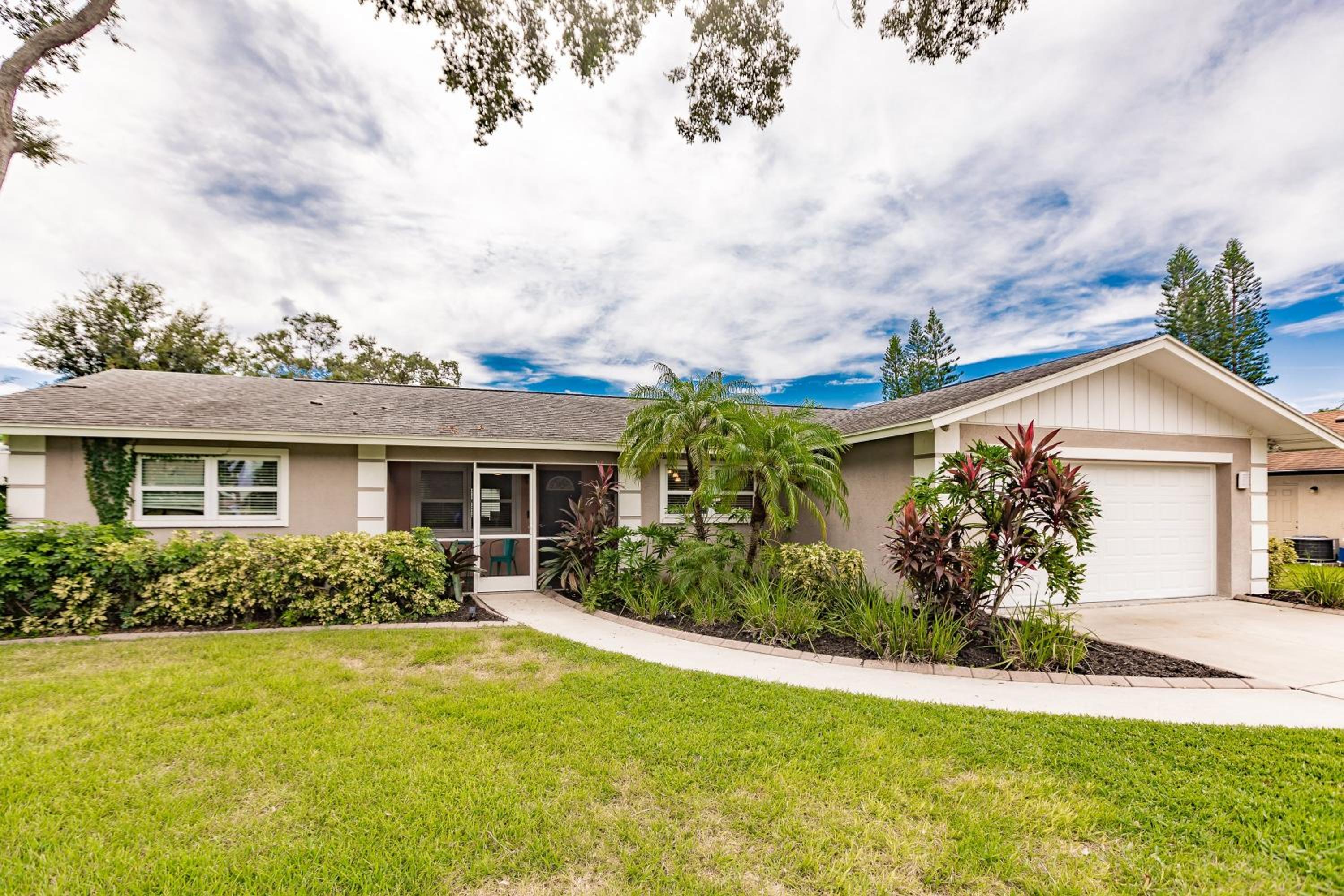 Hotel Grinning Gecko - Image 1