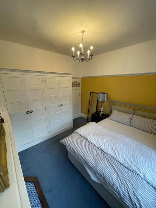Stylish and comfortable double bedroom in Mayfair view 2