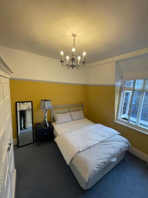 Stylish and comfortable double bedroom in Mayfair view 3