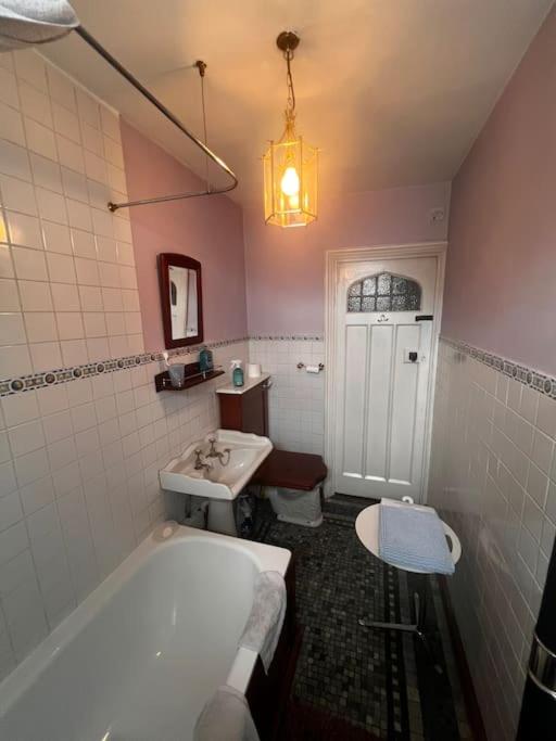 Stylish and comfortable double bedroom in Mayfair view 4