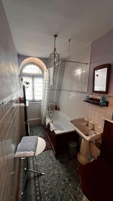 Stylish and comfortable double bedroom in Mayfair view 5