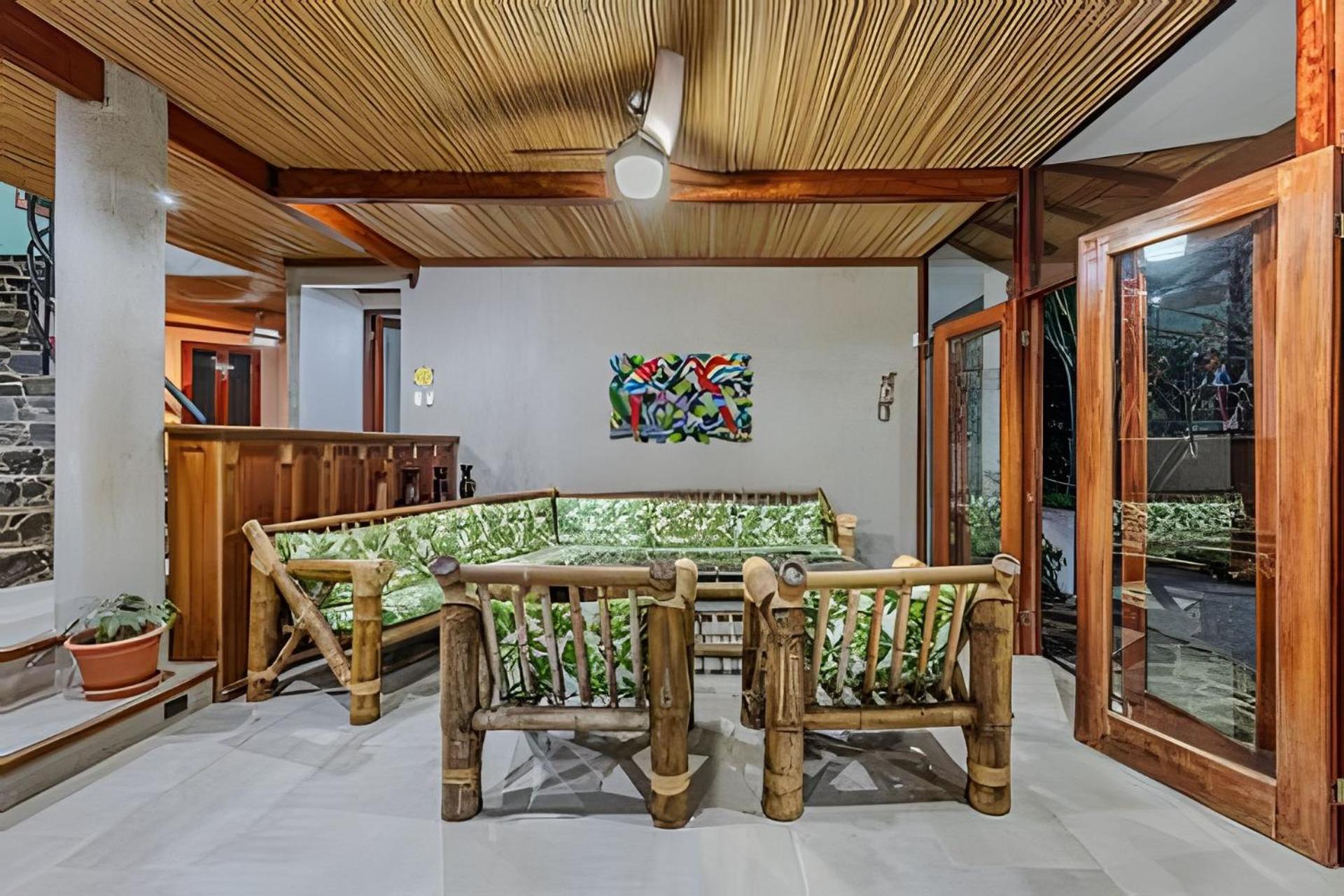 Private Jungle Home Sorrounded By Two Creeks