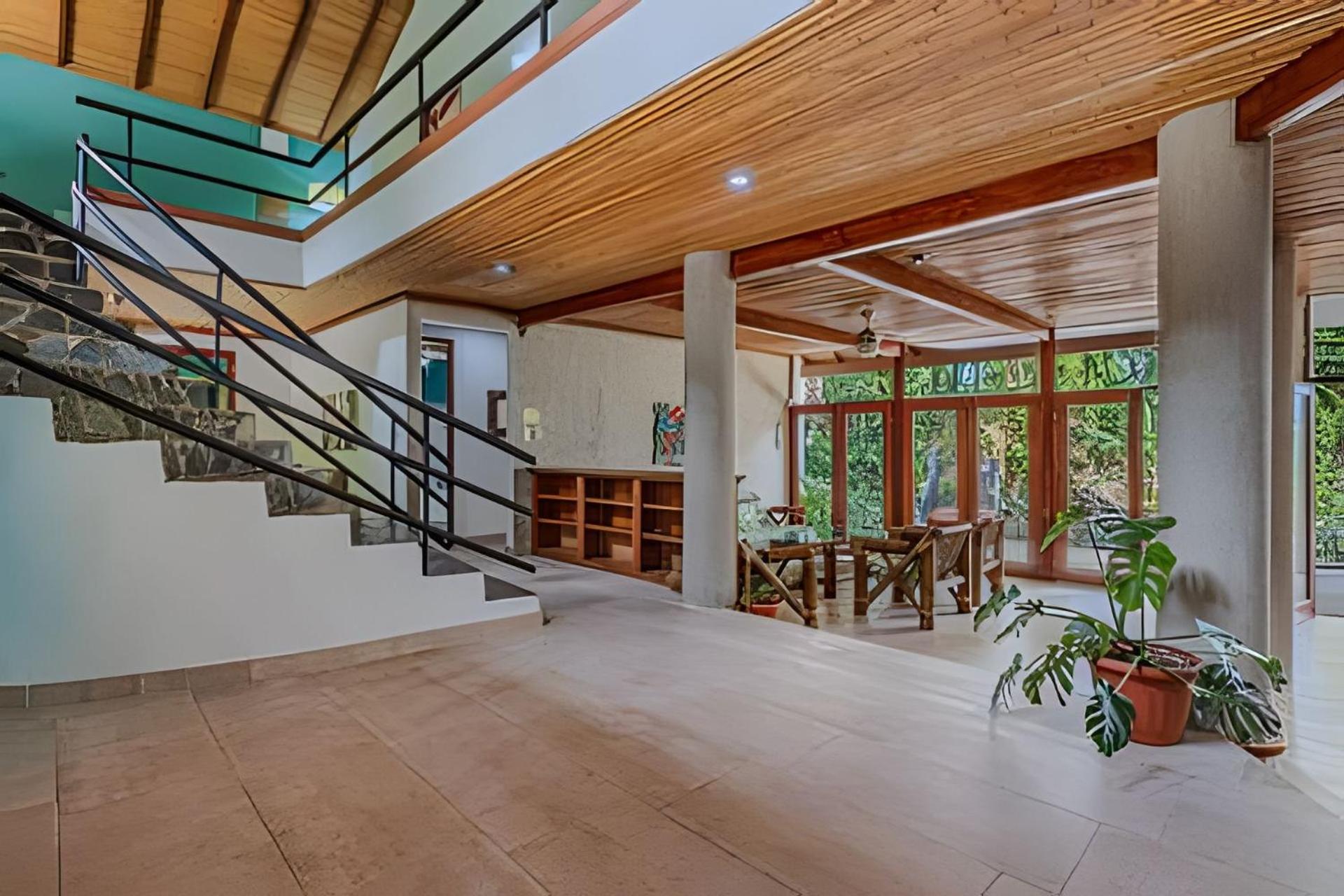 Private Jungle Home Sorrounded By Two Creeks