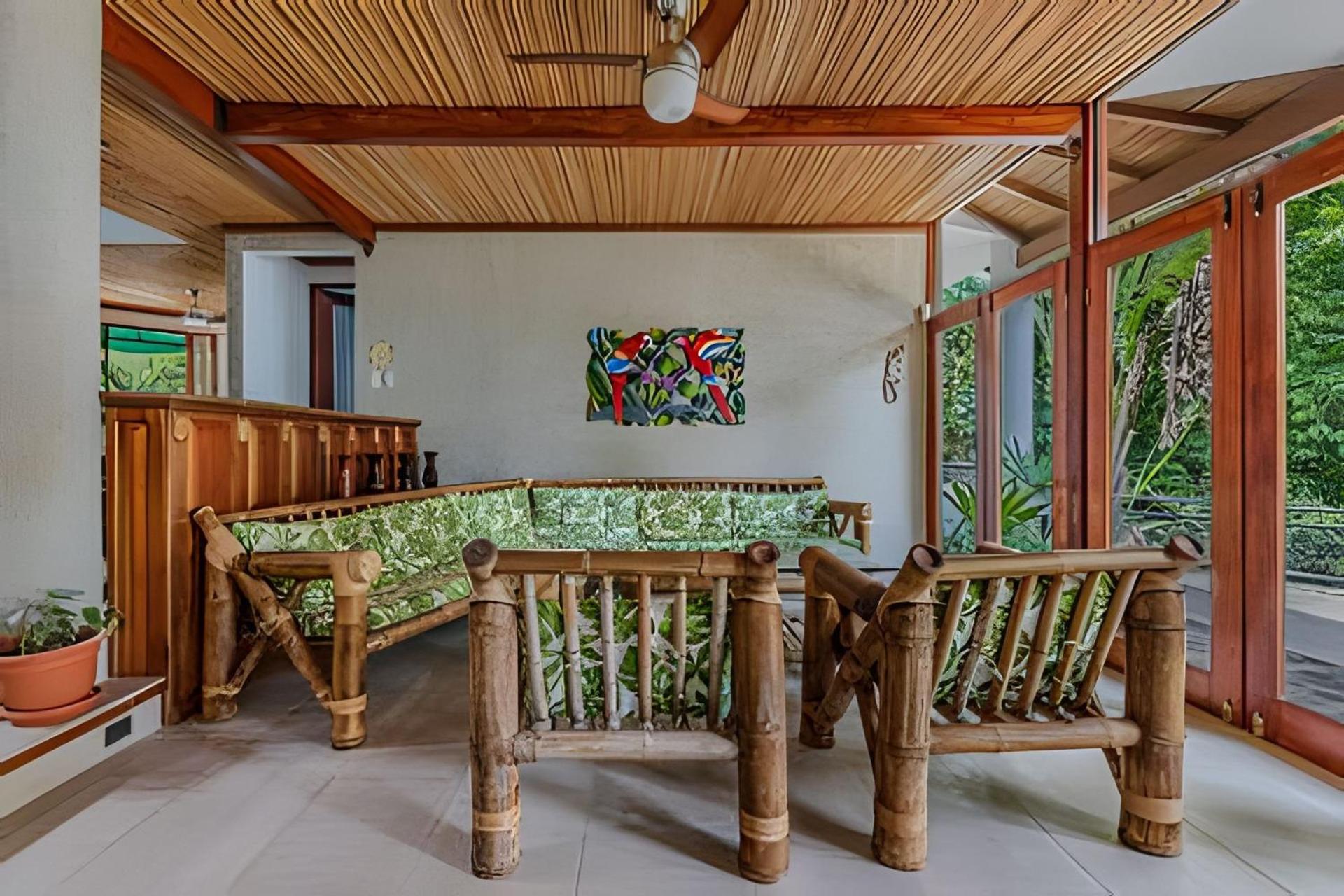 Private Jungle Home Sorrounded By Two Creeks