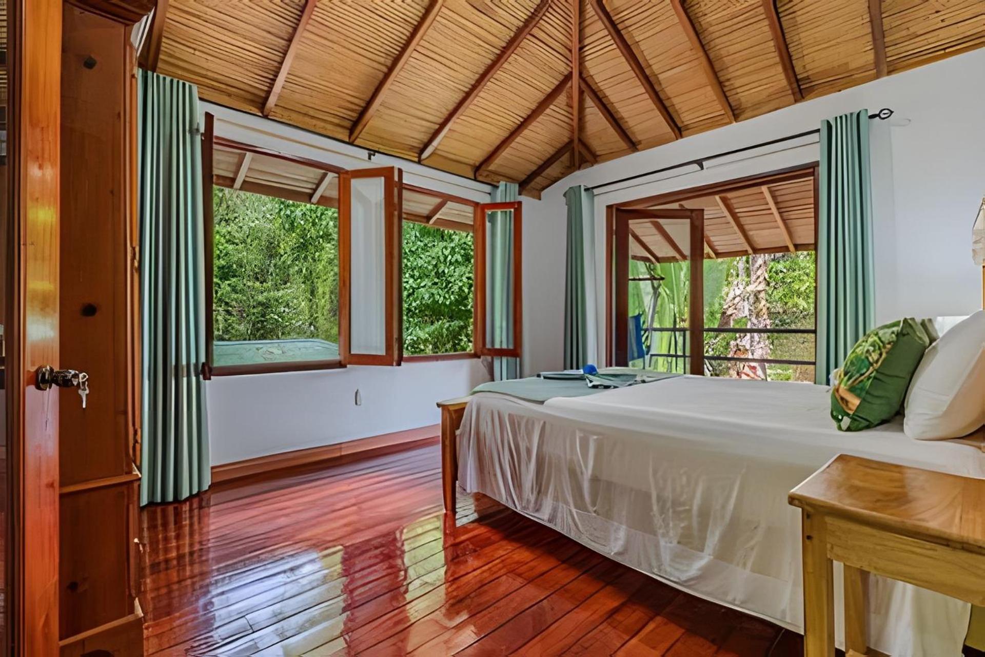 Private Jungle Home Sorrounded By Two Creeks