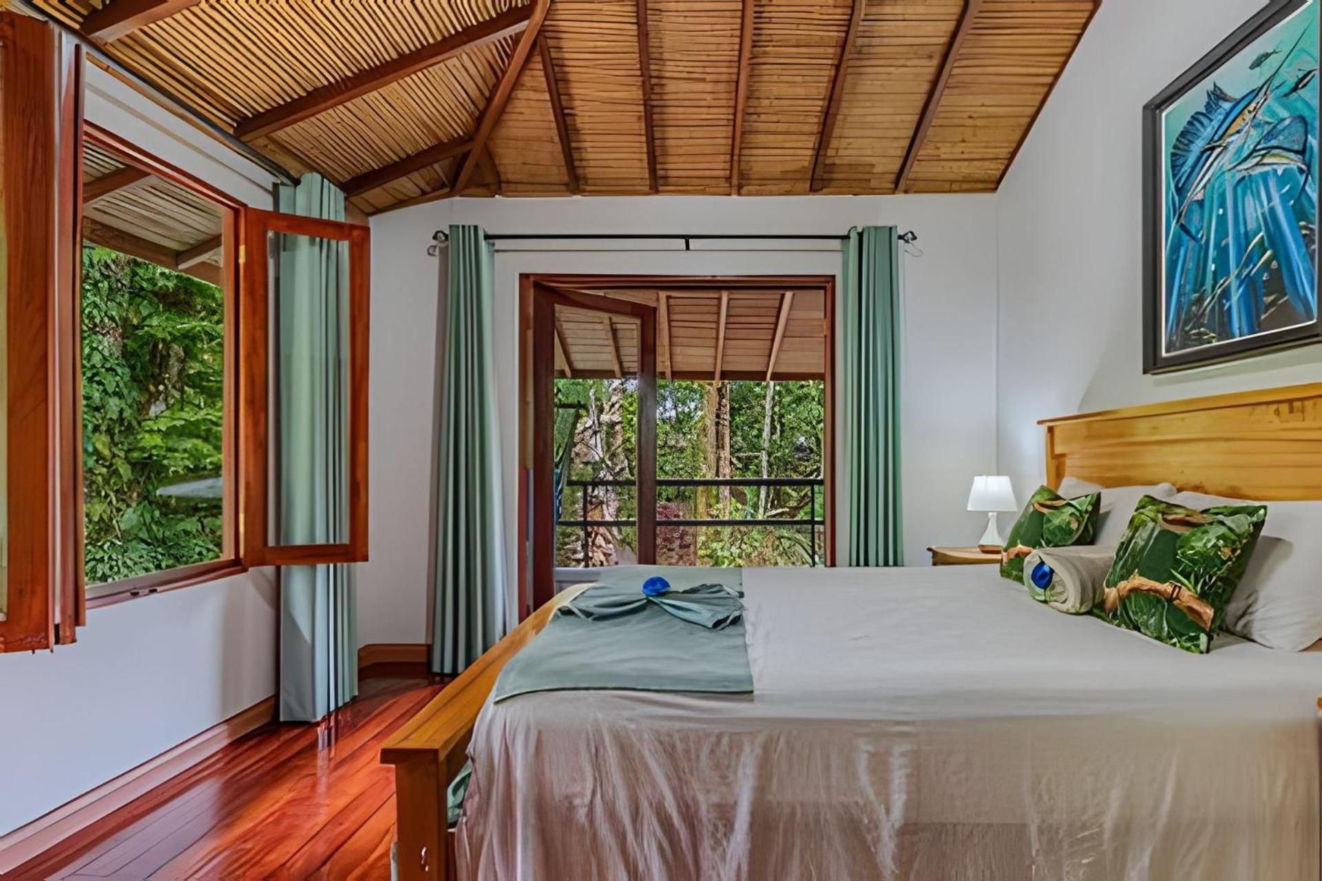 Private Jungle Home Sorrounded By Two Creeks