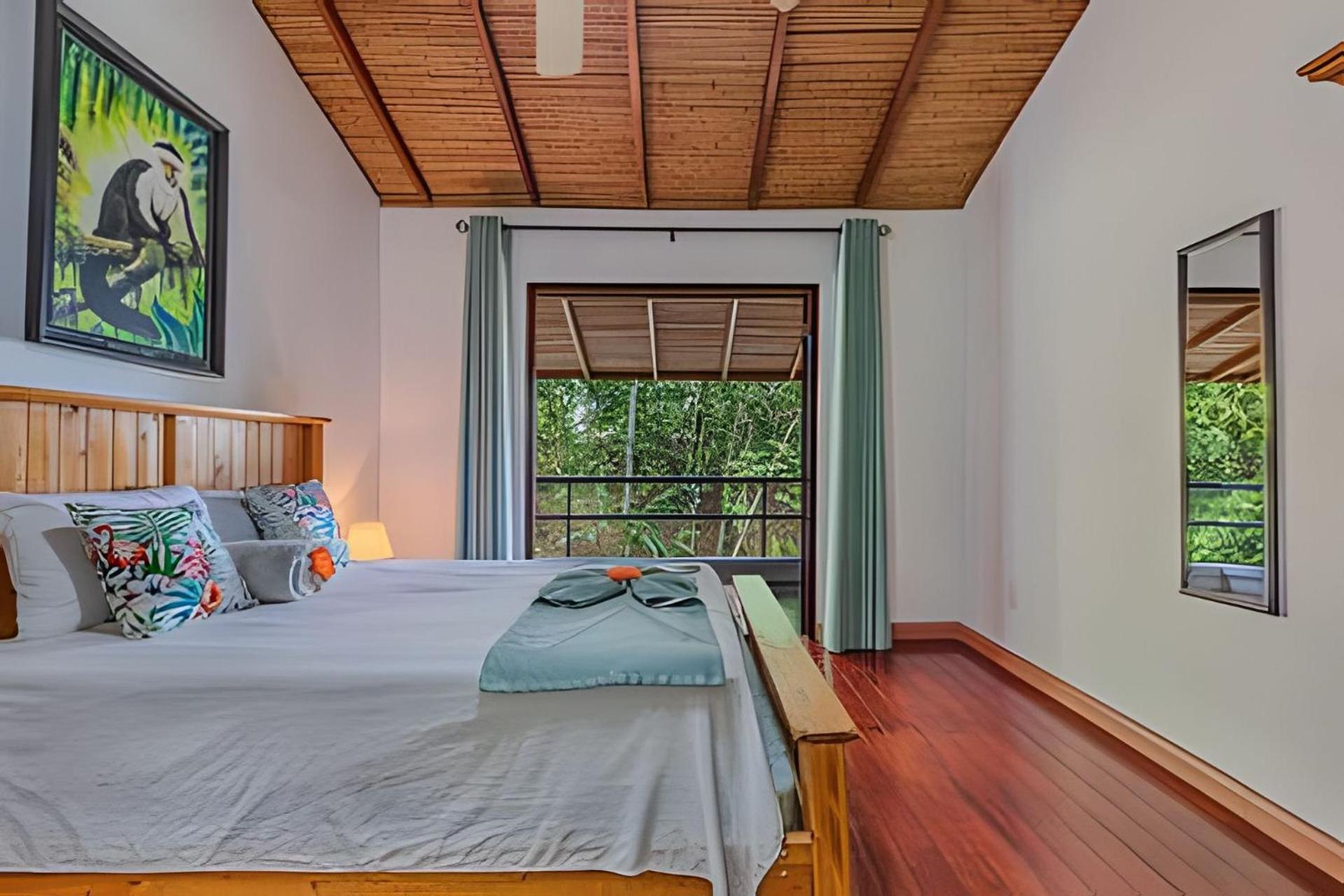 Private Jungle Home Sorrounded By Two Creeks