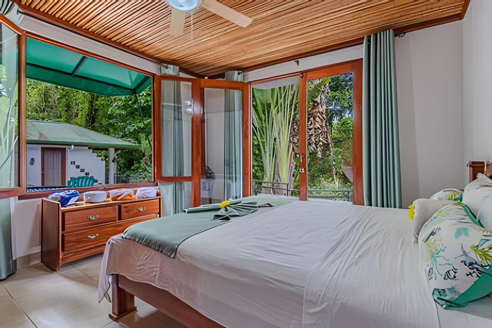 Private Jungle Home Sorrounded By Two Creeks