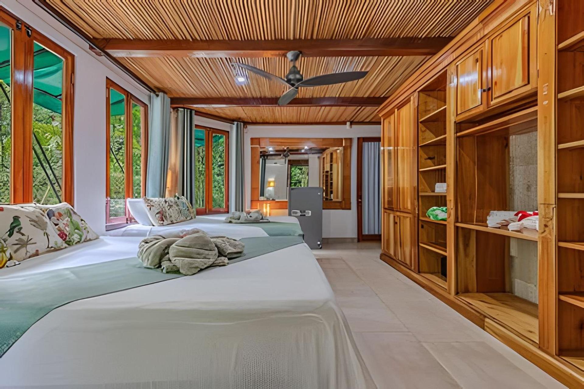 Private Jungle Home Sorrounded By Two Creeks