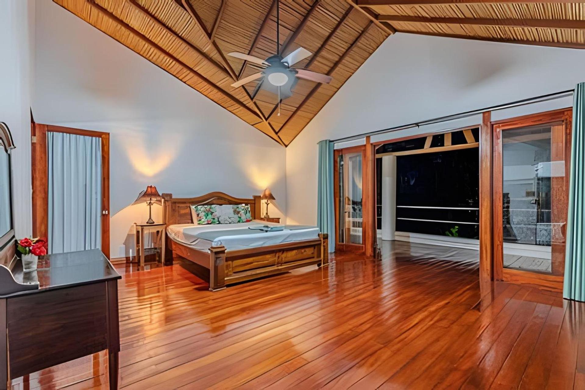 Private Jungle Home Sorrounded By Two Creeks