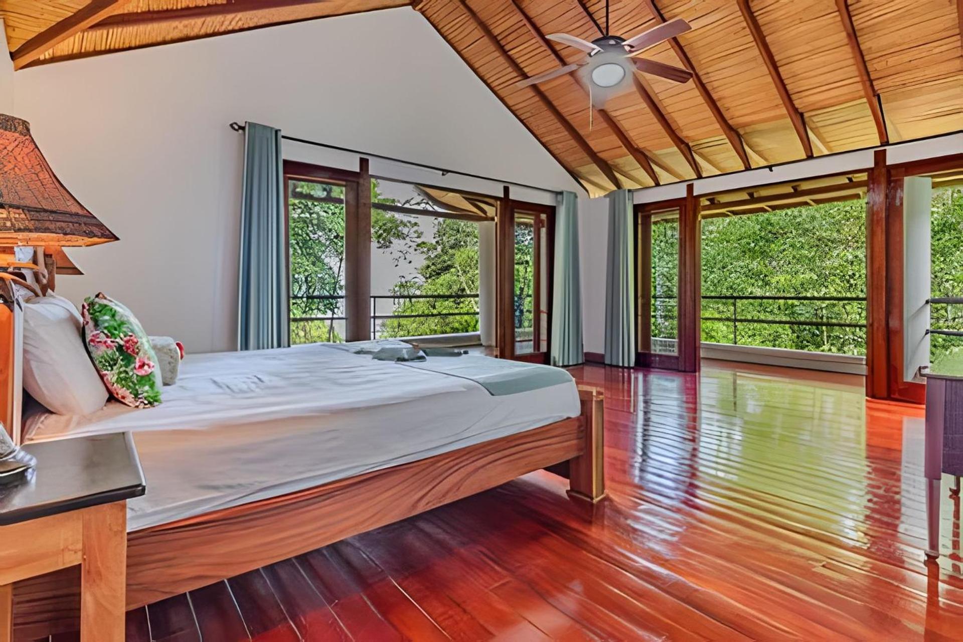 Private Jungle Home Sorrounded By Two Creeks