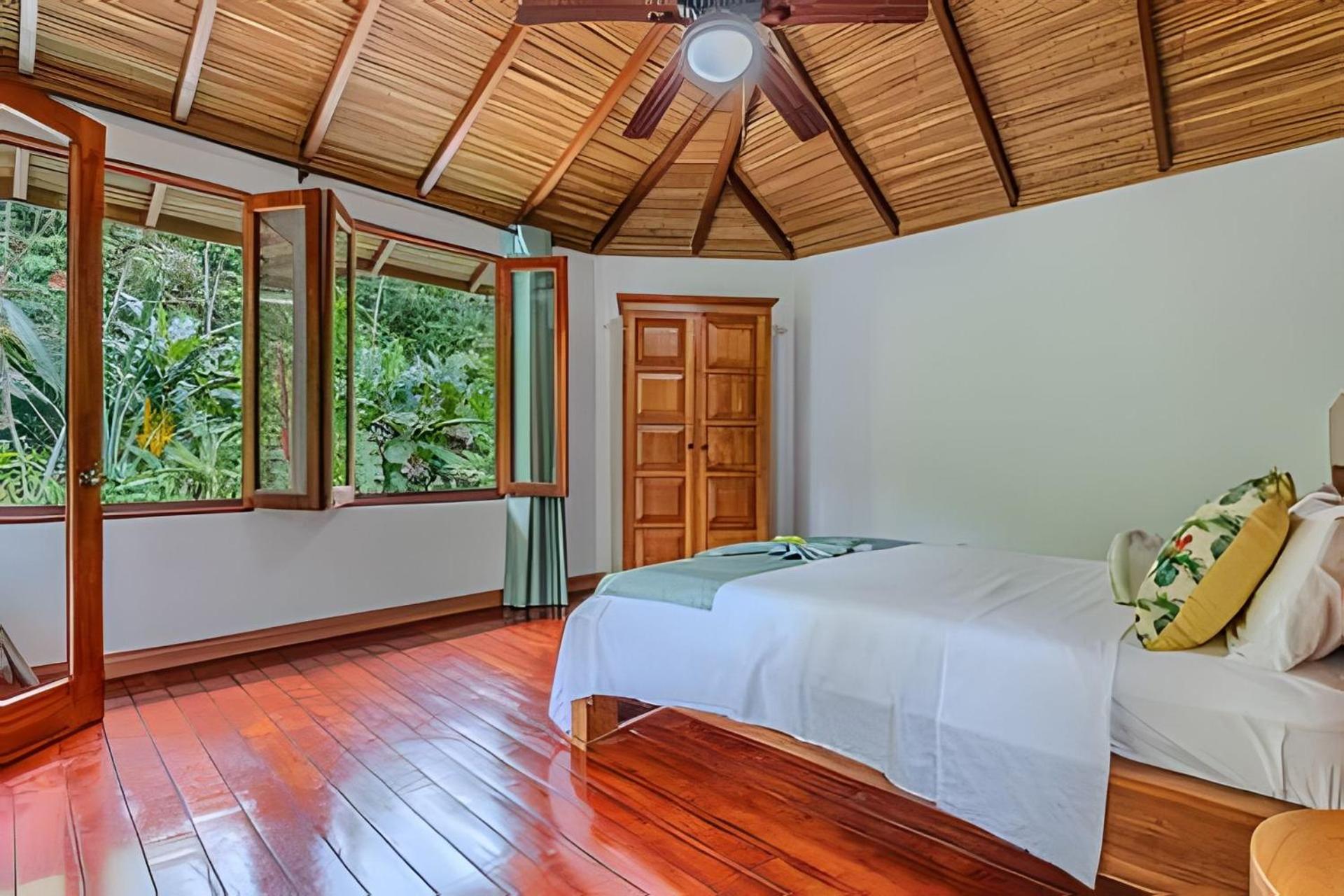 Private Jungle Home Sorrounded By Two Creeks
