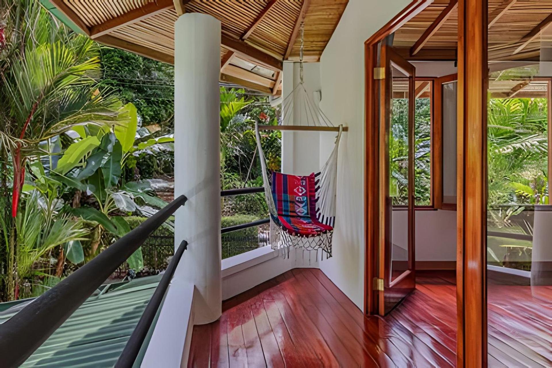 Private Jungle Home Sorrounded By Two Creeks