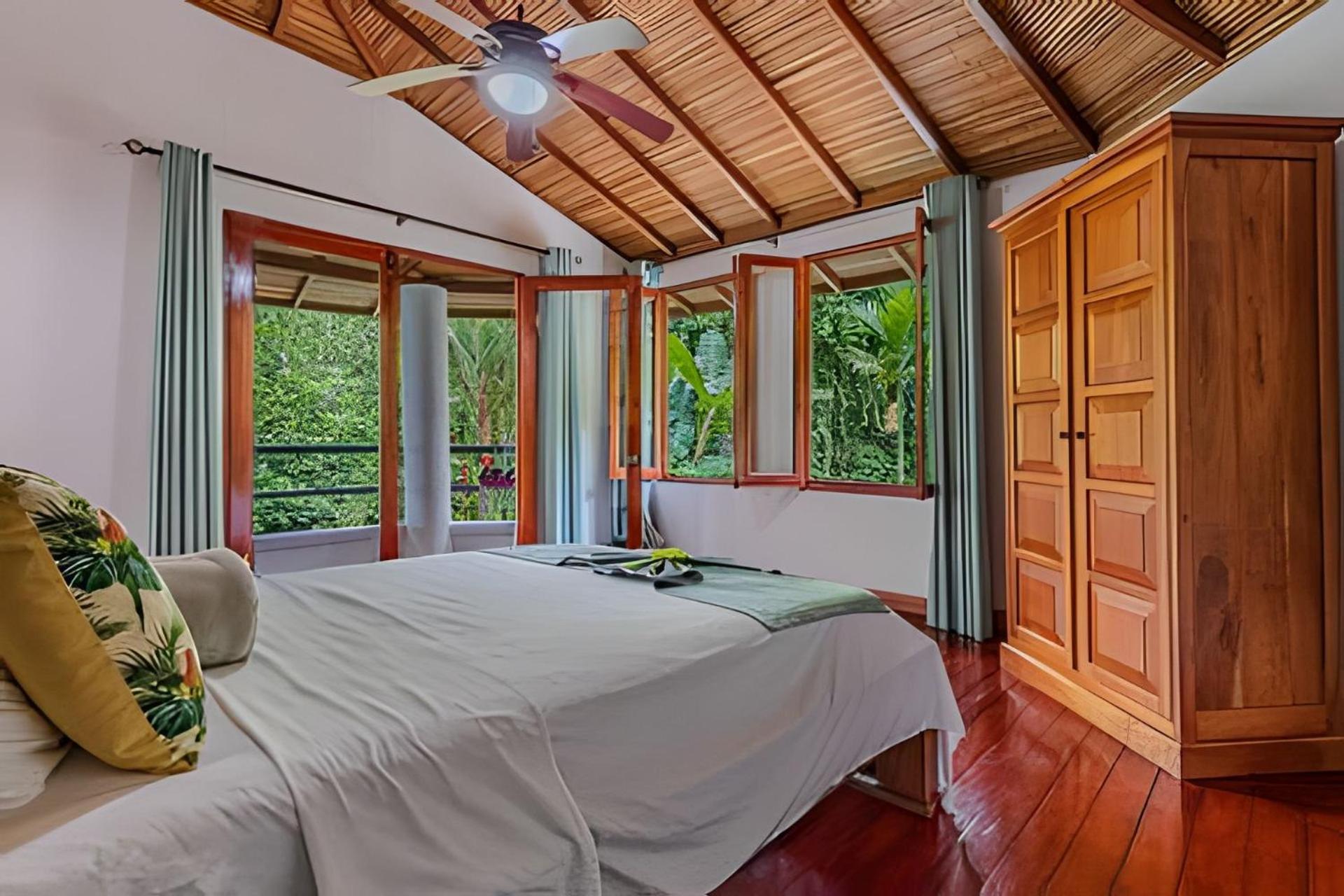 Private Jungle Home Sorrounded By Two Creeks