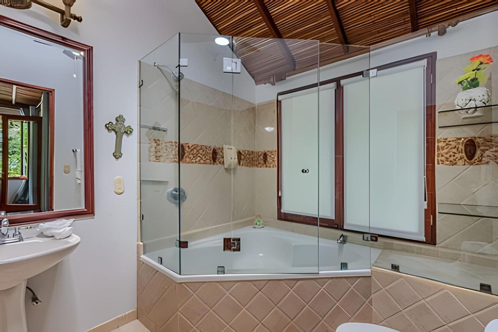 Private Jungle Home Sorrounded By Two Creeks