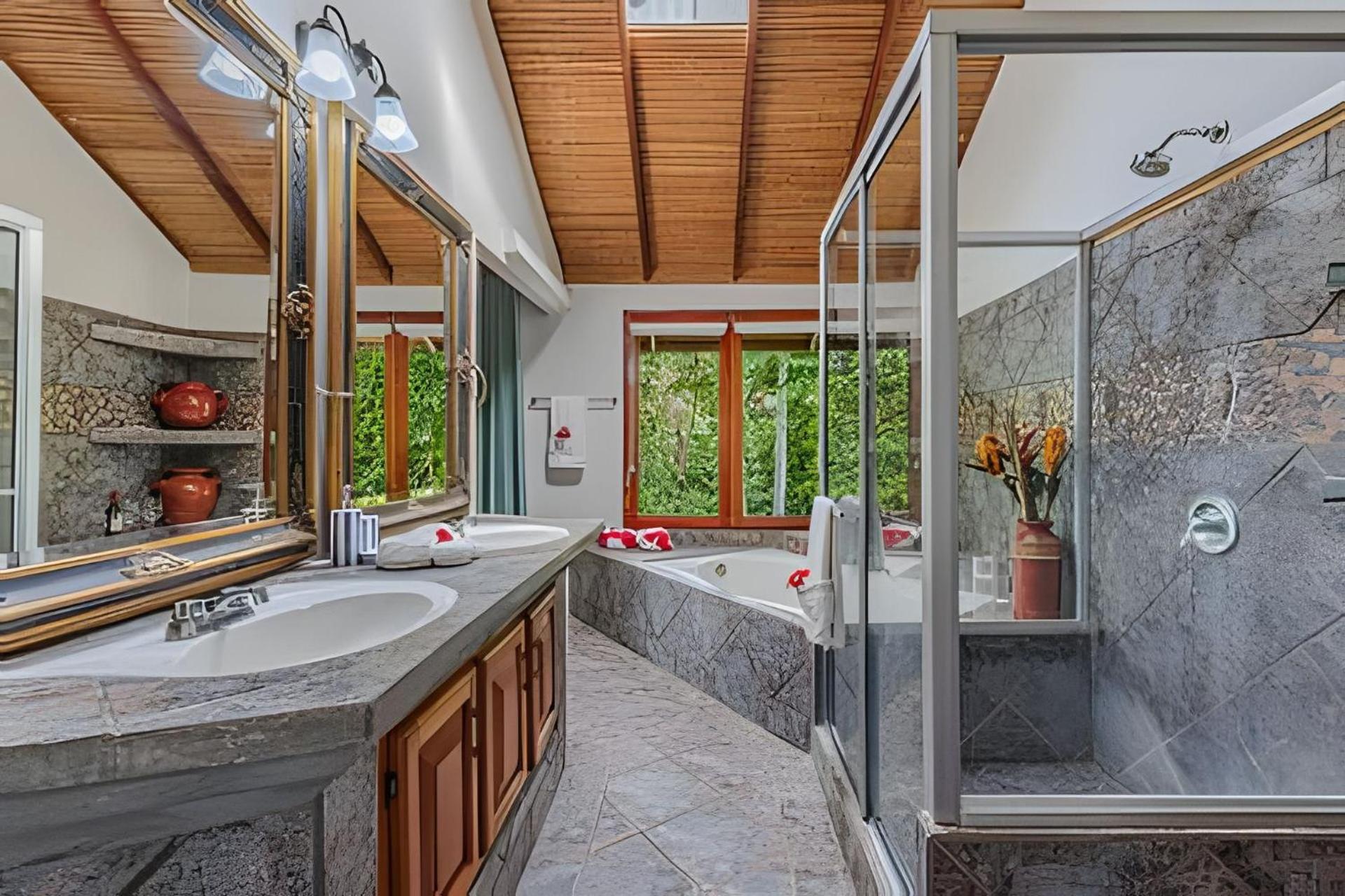 Private Jungle Home Sorrounded By Two Creeks