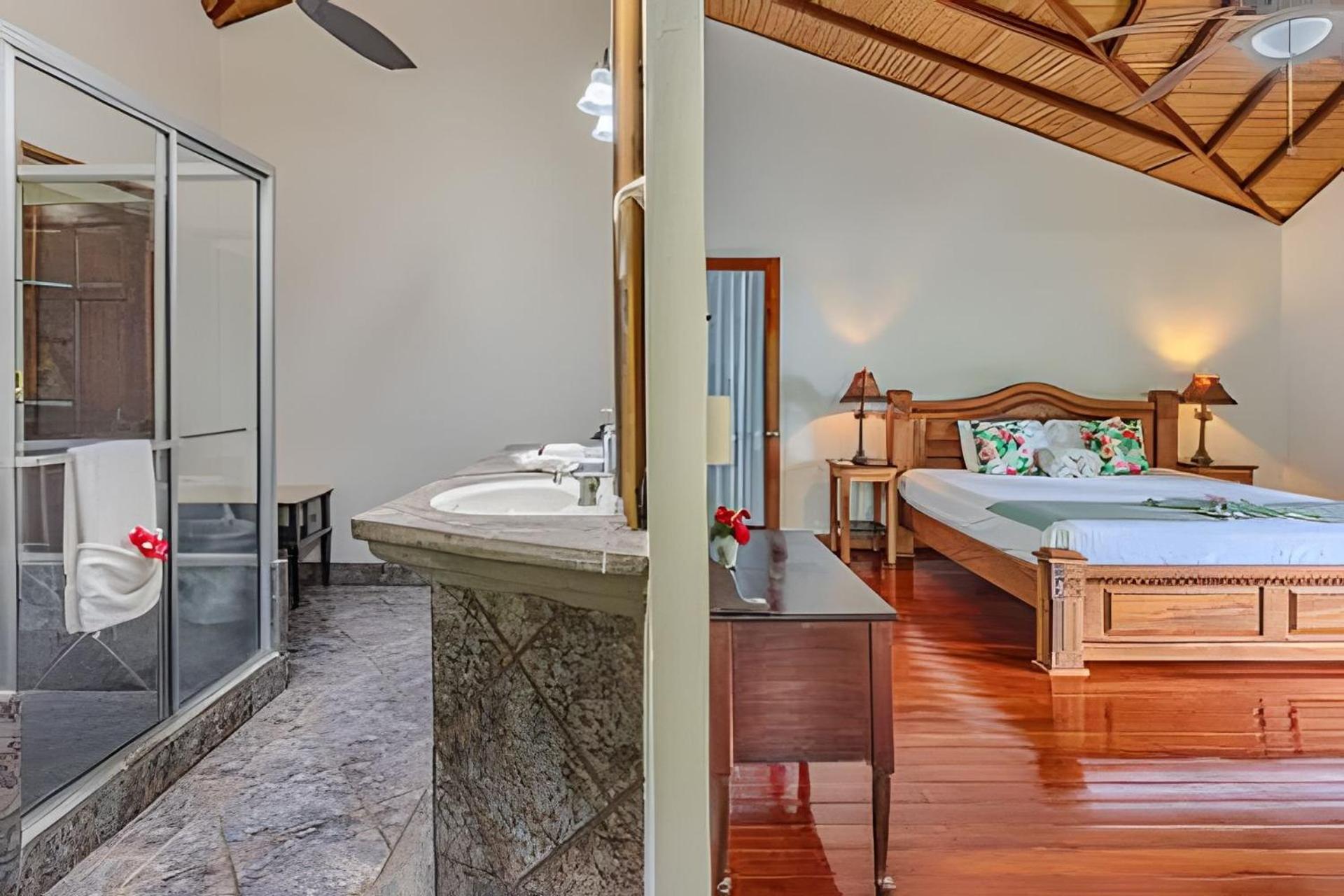 Private Jungle Home Sorrounded By Two Creeks