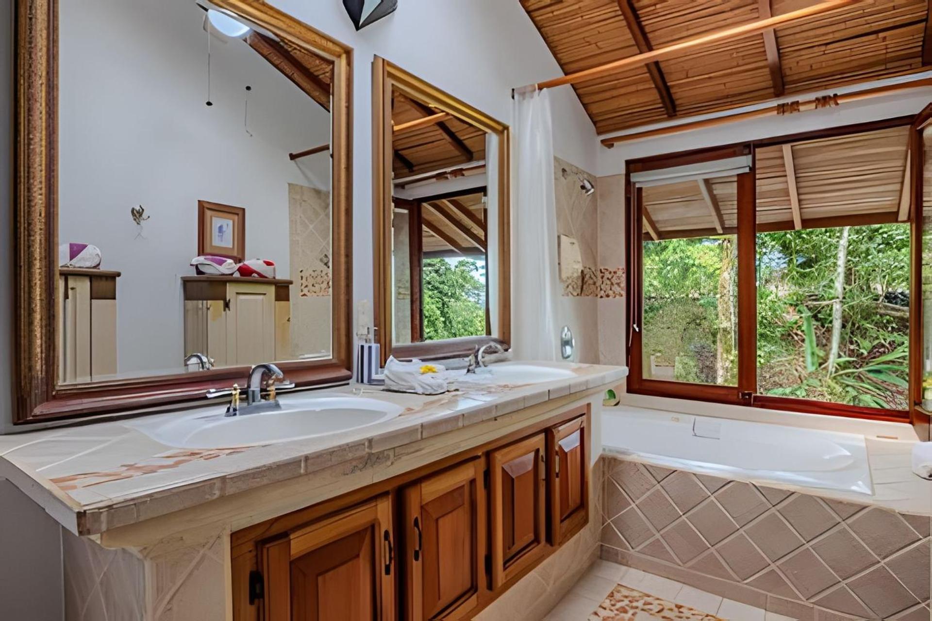 Private Jungle Home Sorrounded By Two Creeks