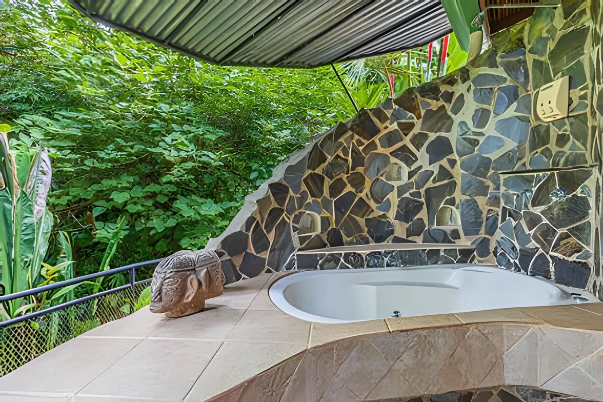 Private Jungle Home Sorrounded By Two Creeks