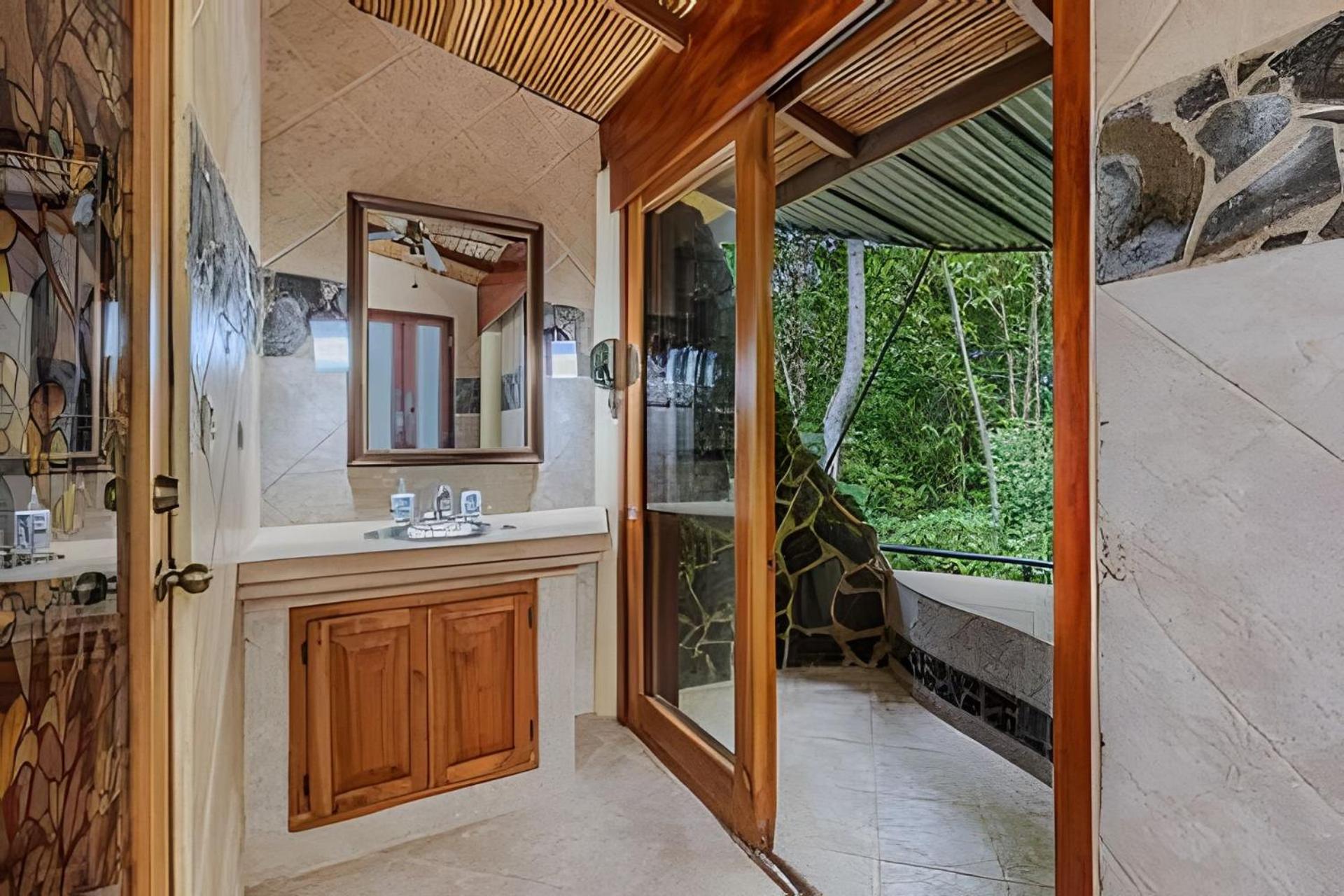 Private Jungle Home Sorrounded By Two Creeks