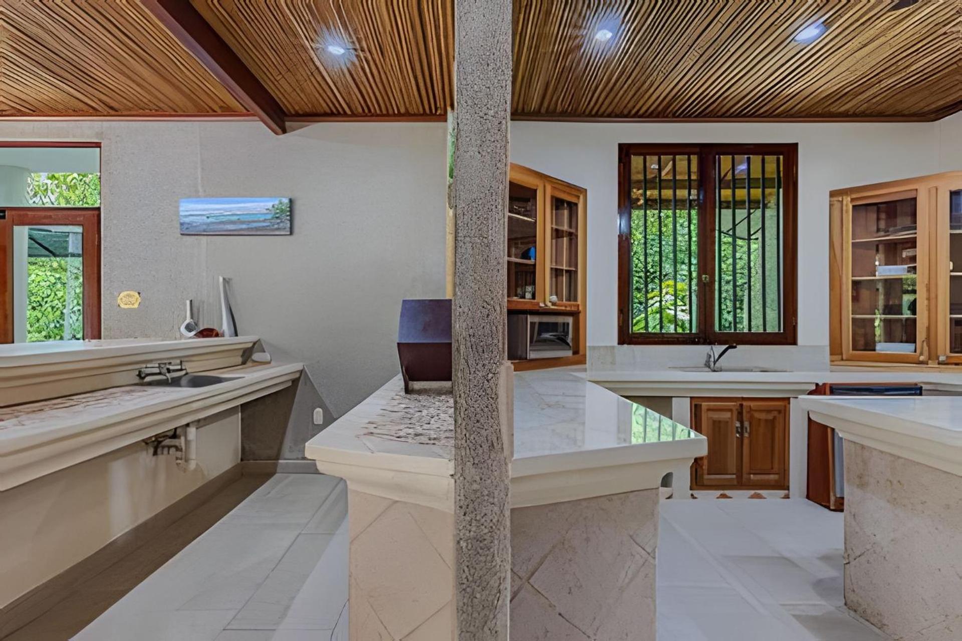 Private Jungle Home Sorrounded By Two Creeks