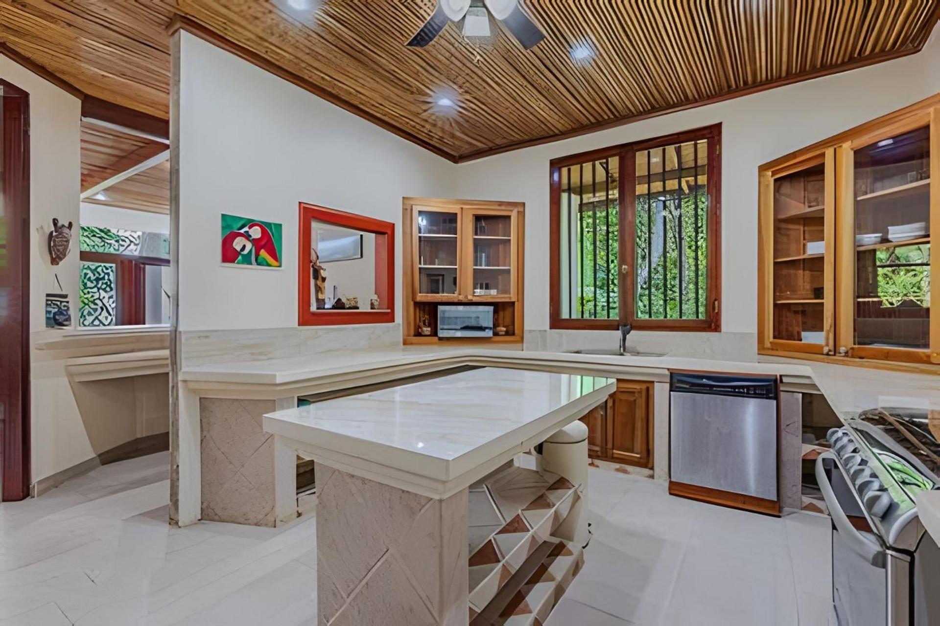 Private Jungle Home Sorrounded By Two Creeks
