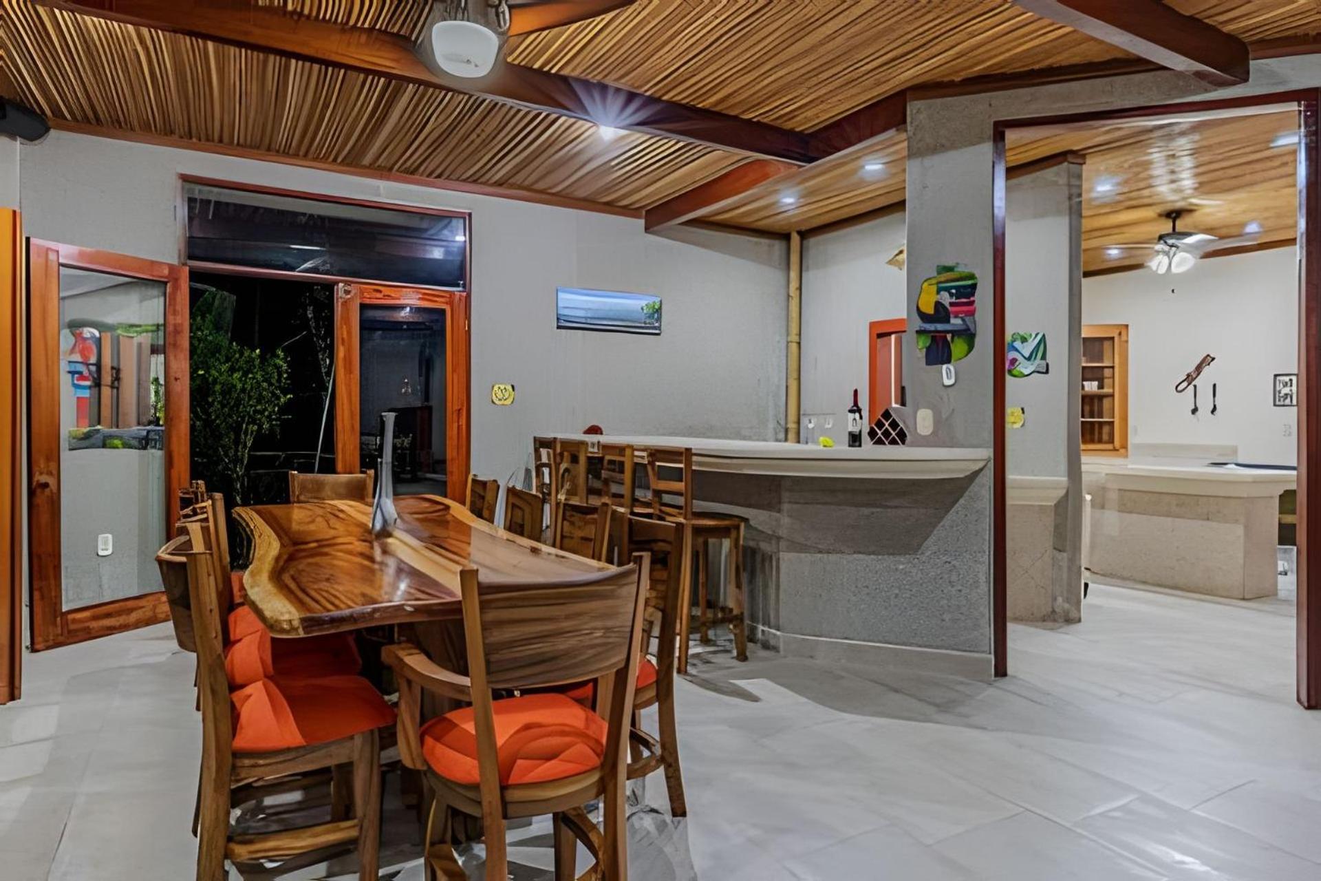 Private Jungle Home Sorrounded By Two Creeks