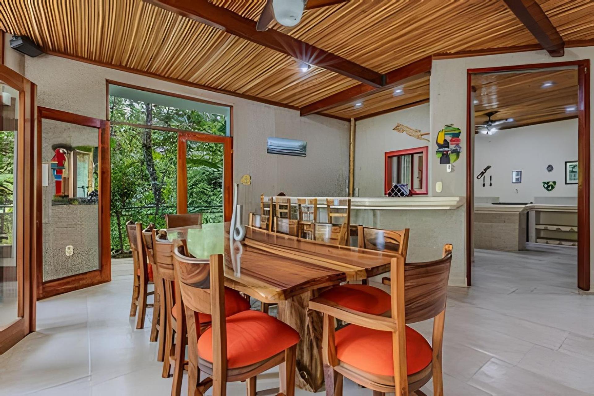 Private Jungle Home Sorrounded By Two Creeks