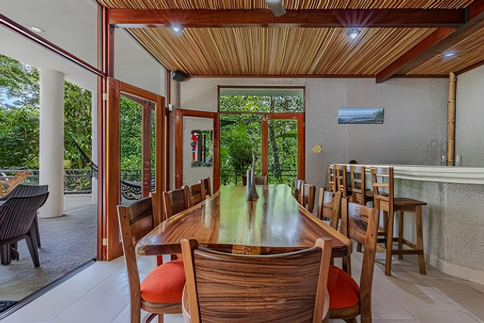 Private Jungle Home Sorrounded By Two Creeks