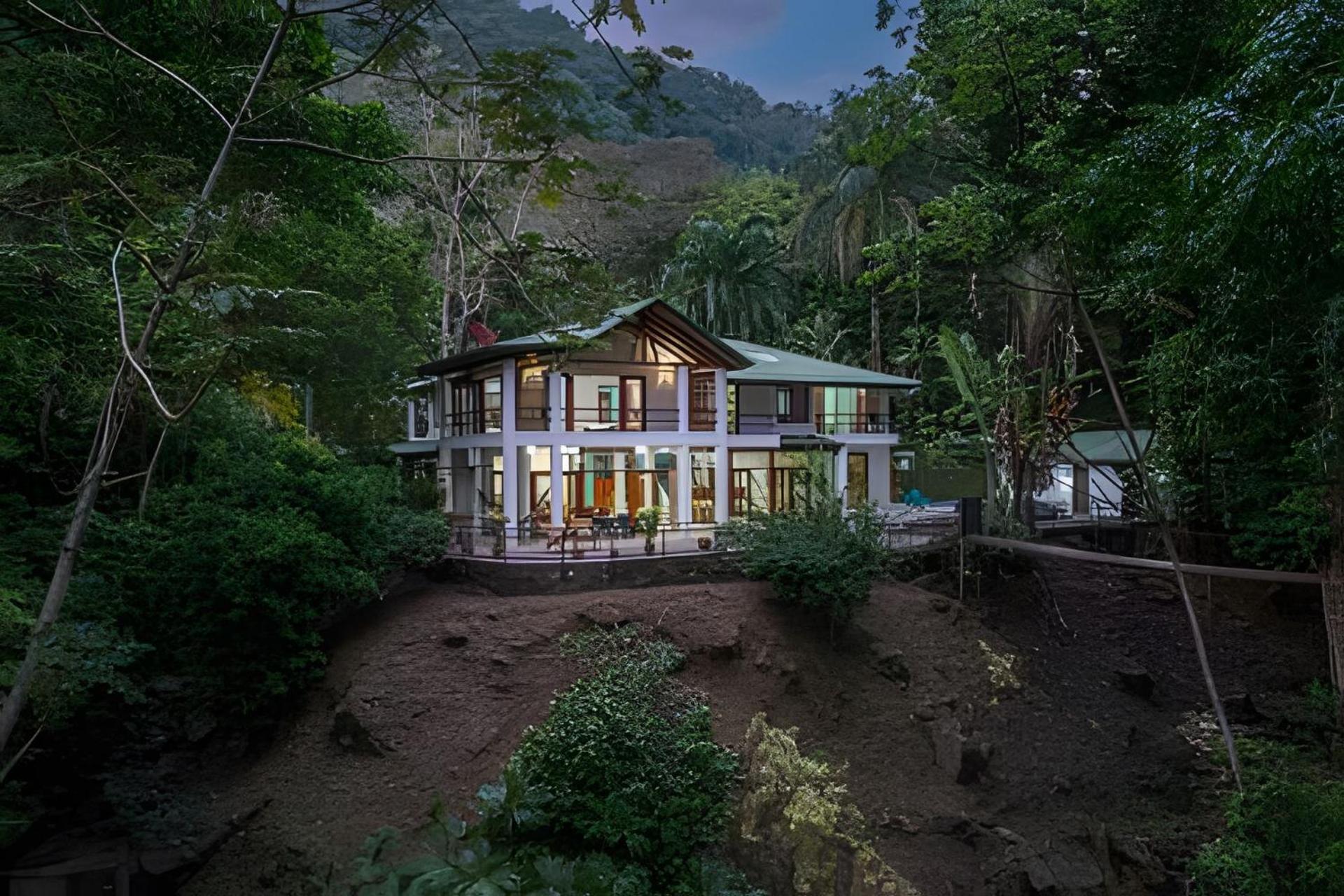 Private Jungle Home Sorrounded By Two Creeks