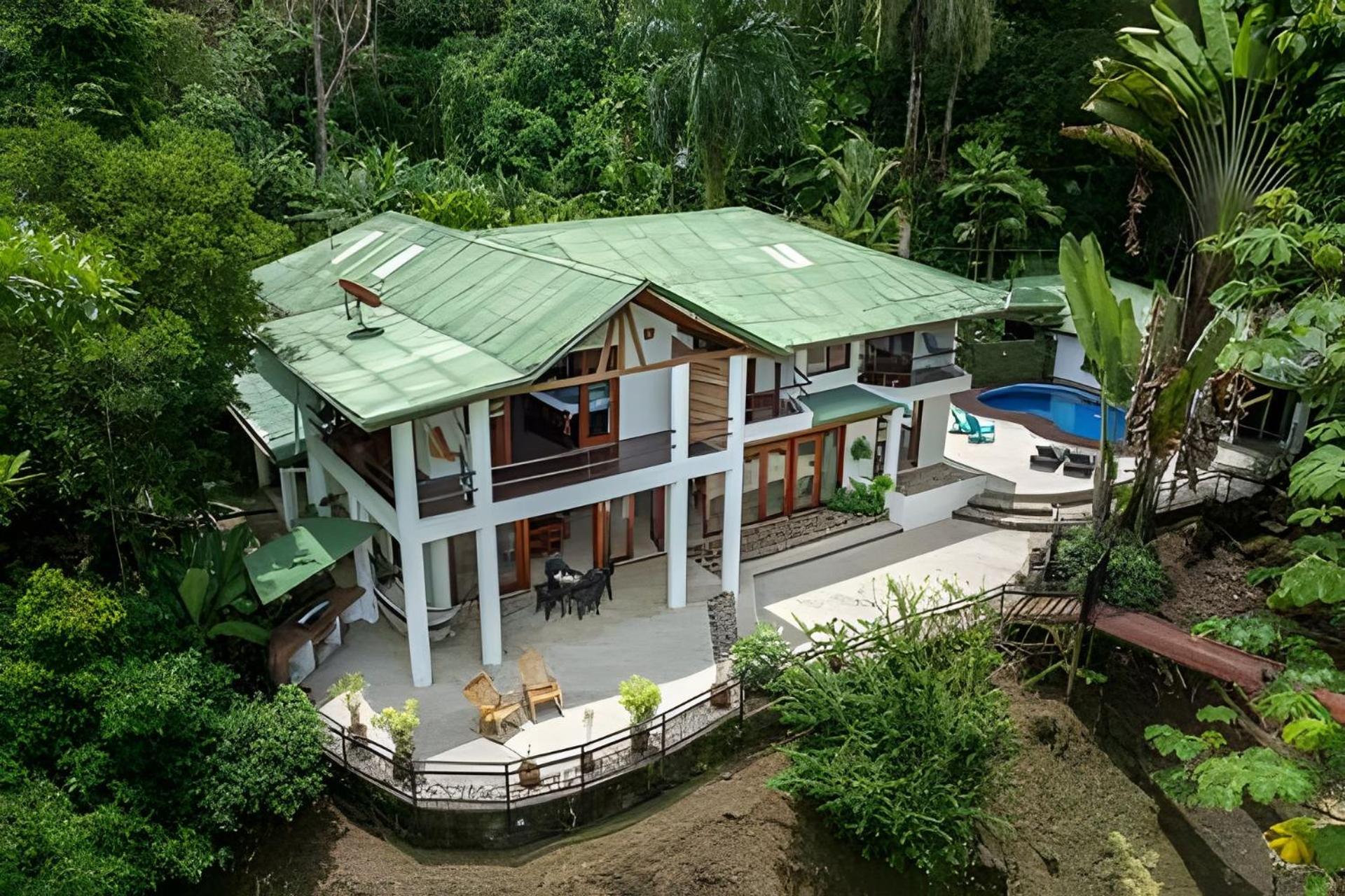 Private Jungle Home Sorrounded By Two Creeks