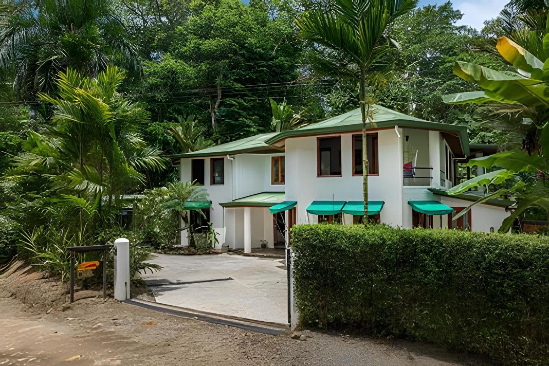 Private Jungle Home Sorrounded By Two Creeks