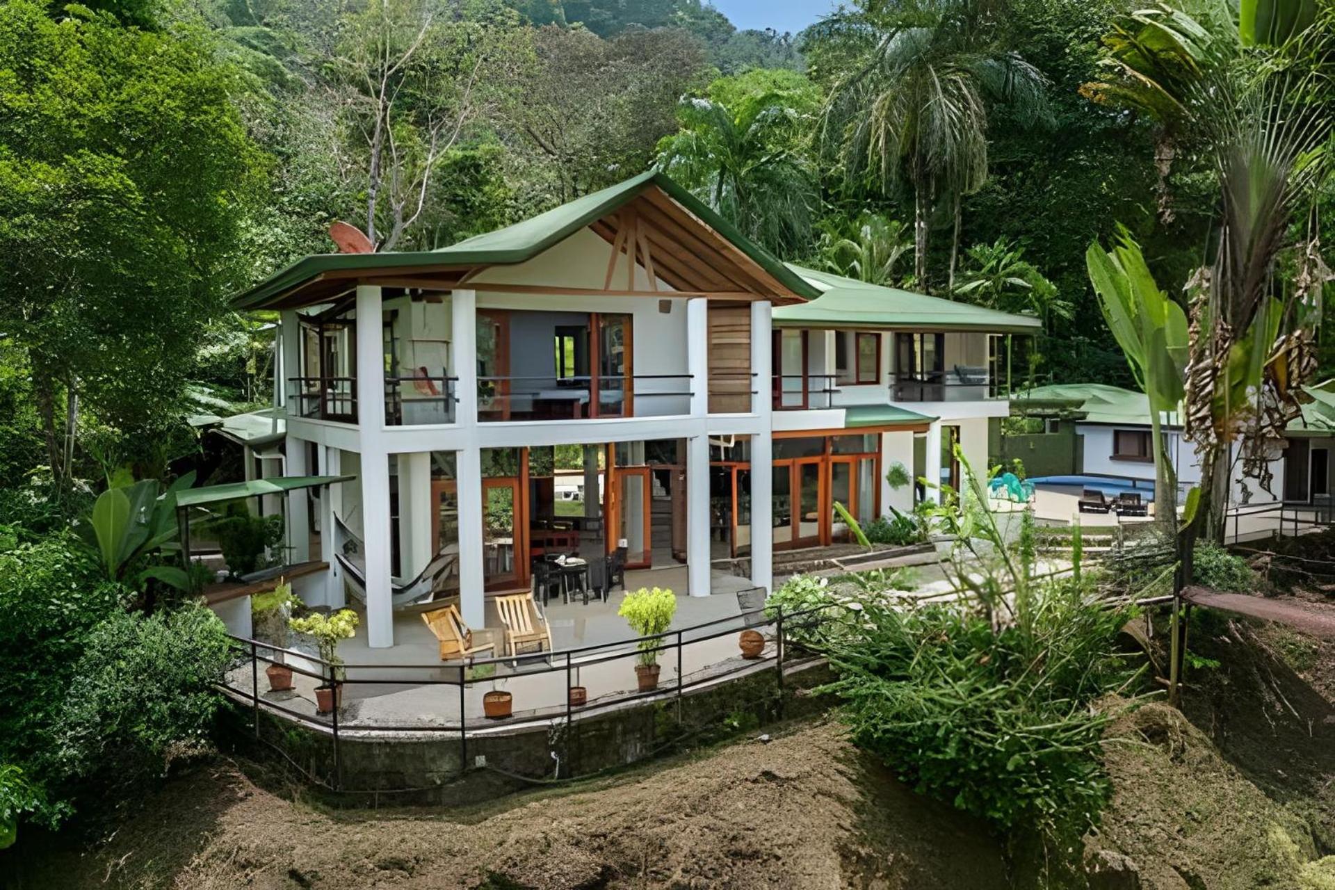 Private Jungle Home Sorrounded By Two Creeks
