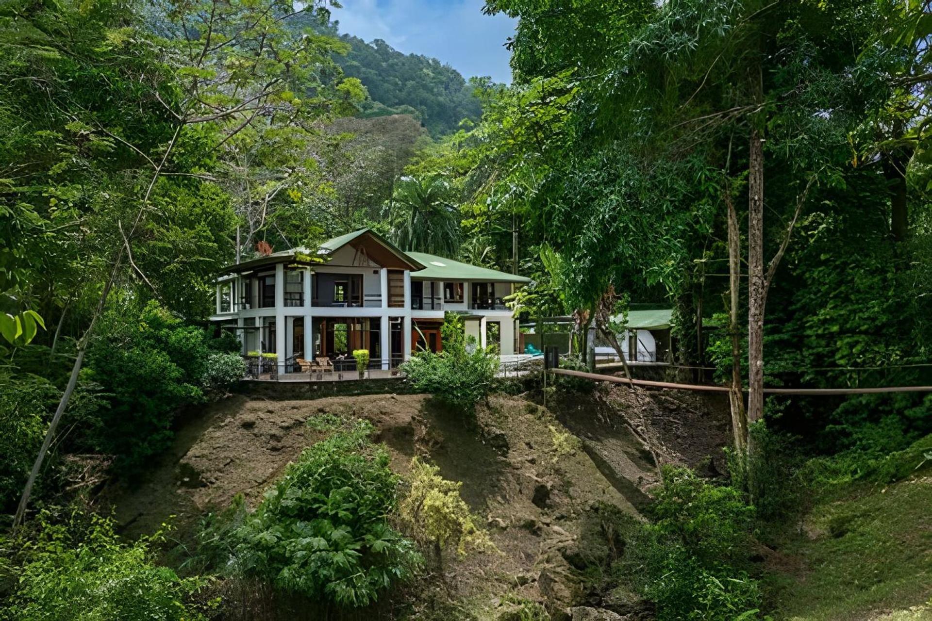Private Jungle Home Sorrounded By Two Creeks