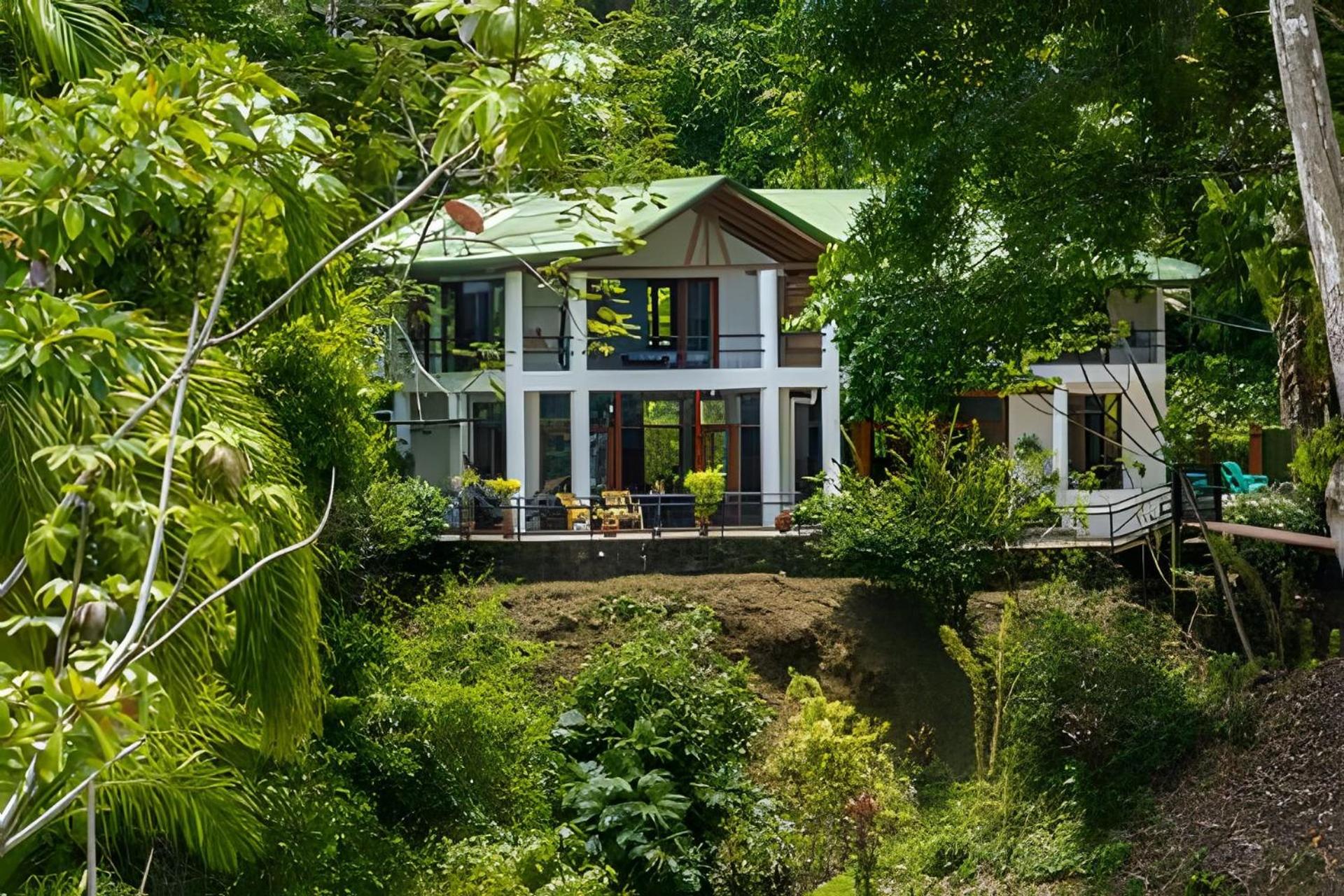 Private Jungle Home Sorrounded By Two Creeks