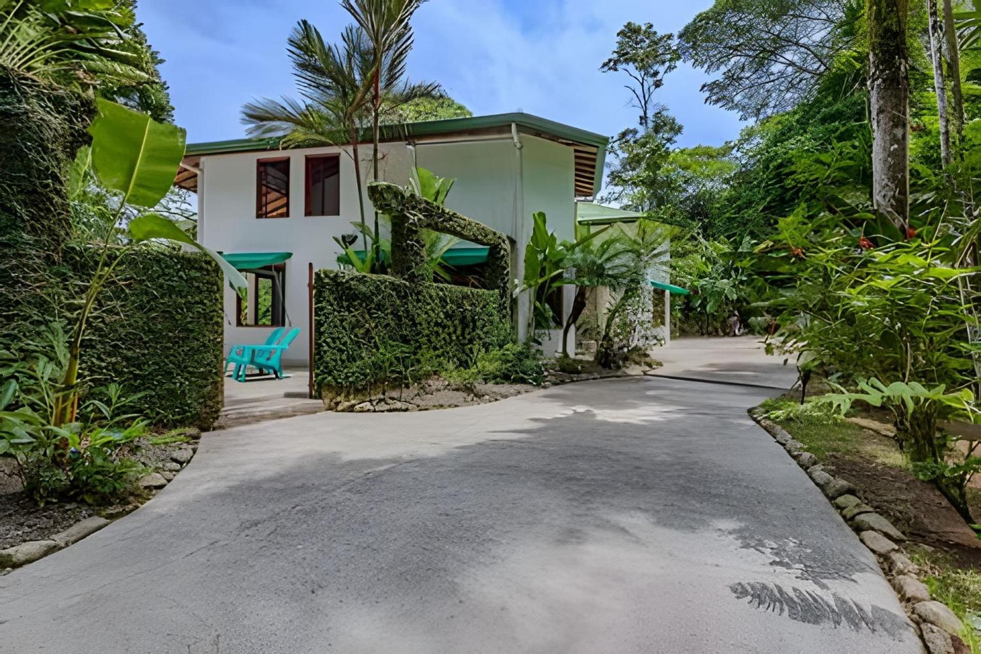 Private Jungle Home Sorrounded By Two Creeks