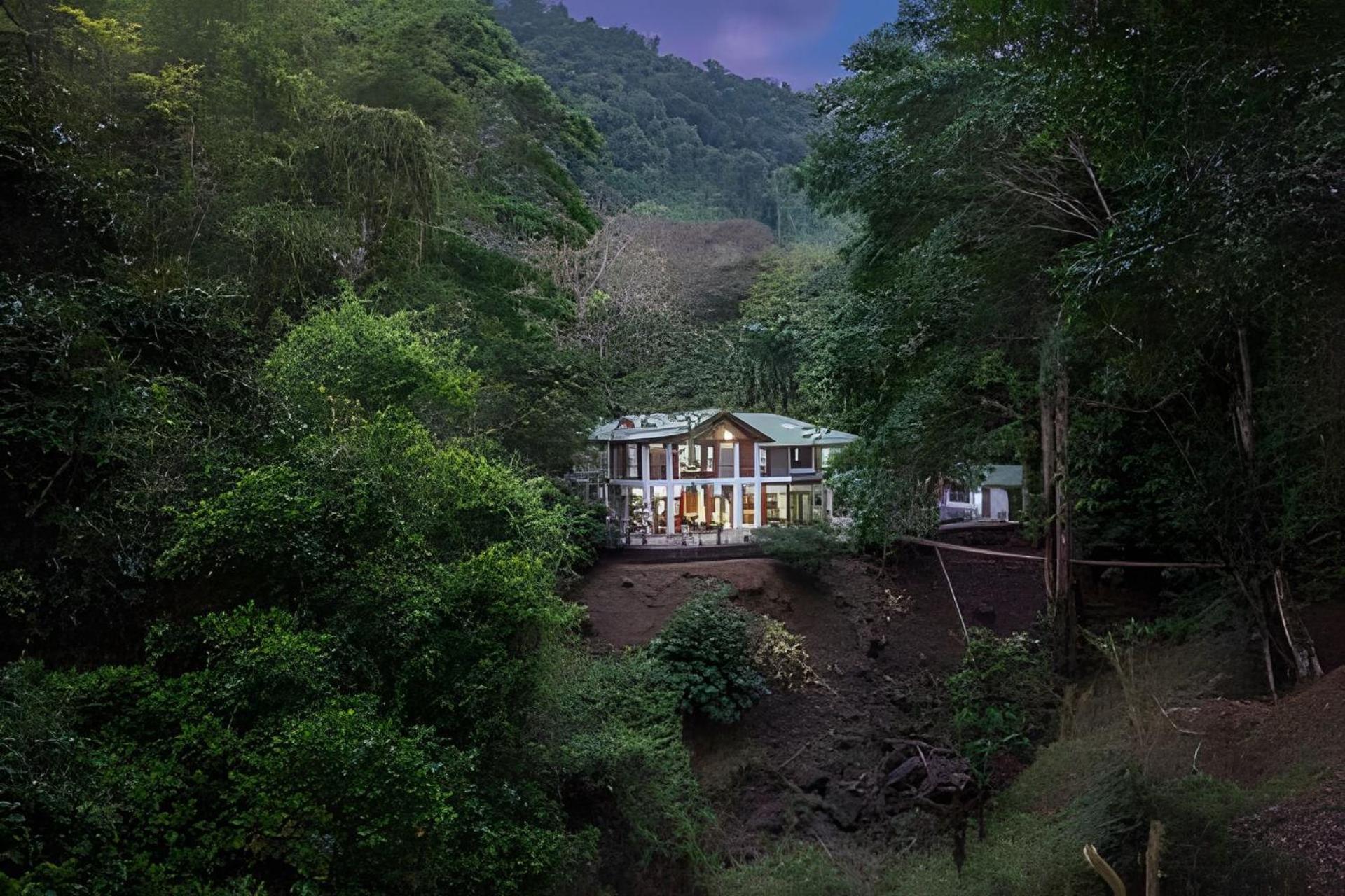 Private Jungle Home Sorrounded By Two Creeks