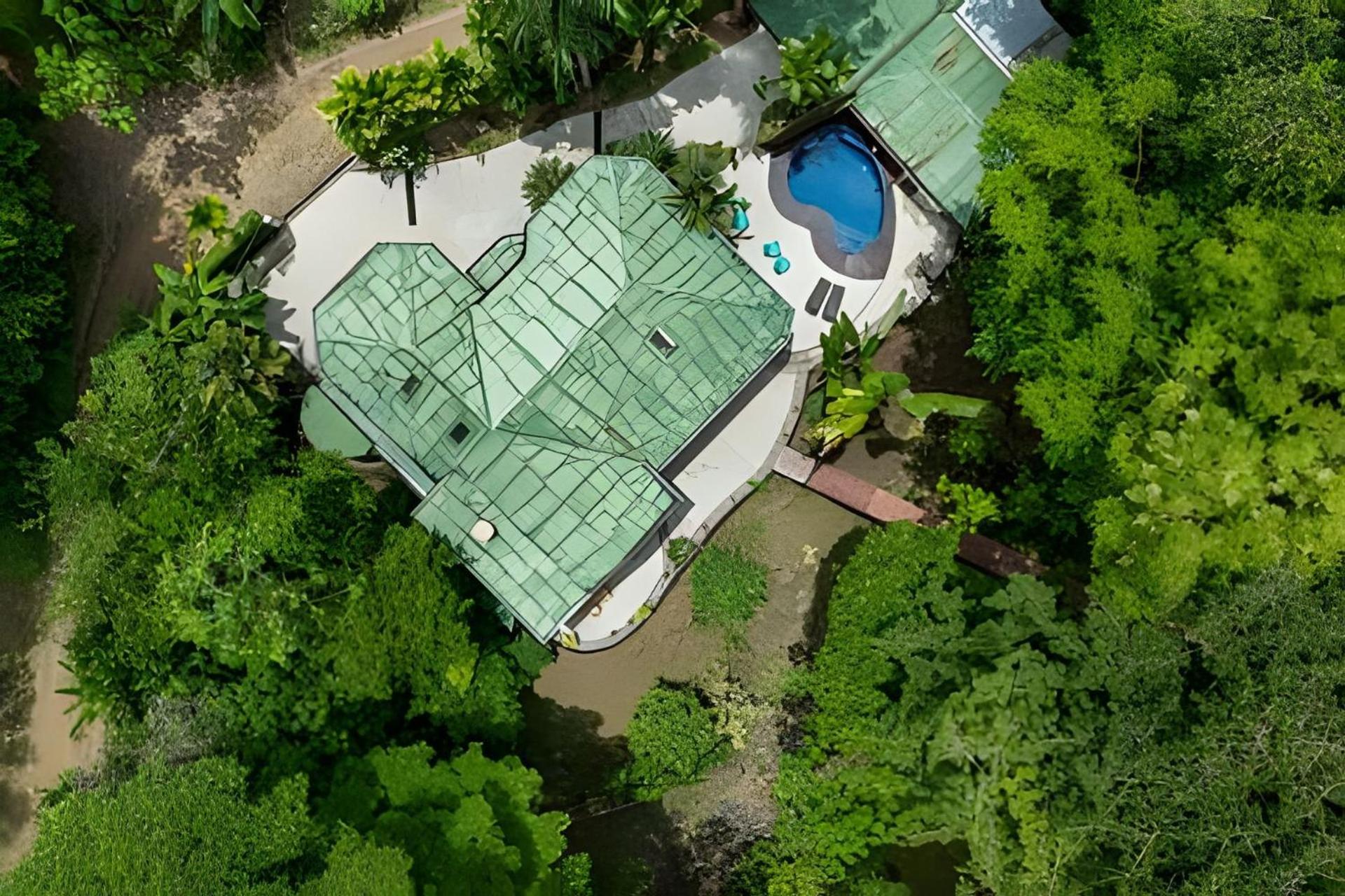 Private Jungle Home Sorrounded By Two Creeks