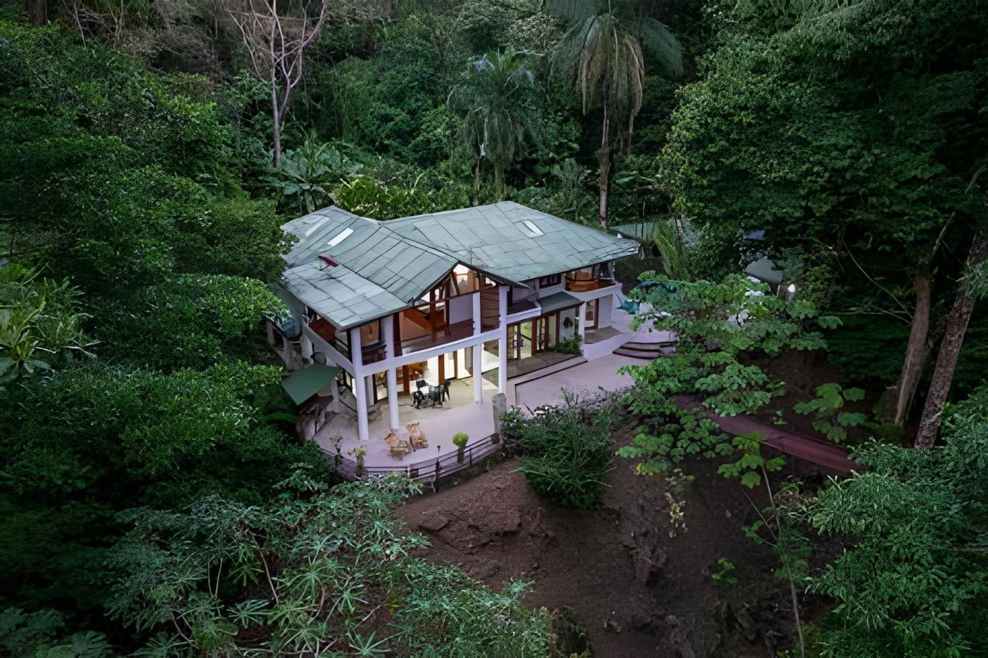 Private Jungle Home Sorrounded By Two Creeks
