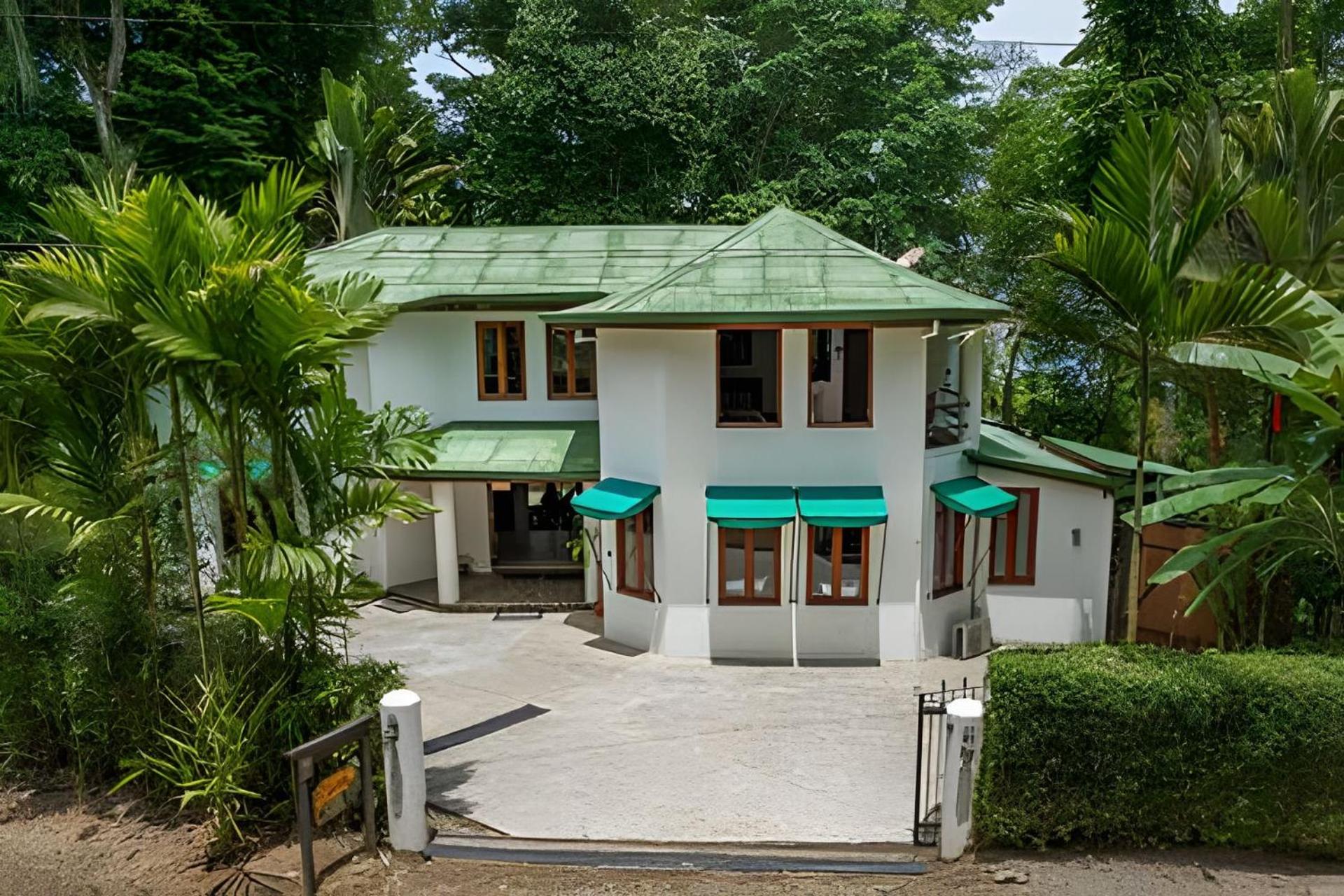 Private Jungle Home Sorrounded By Two Creeks