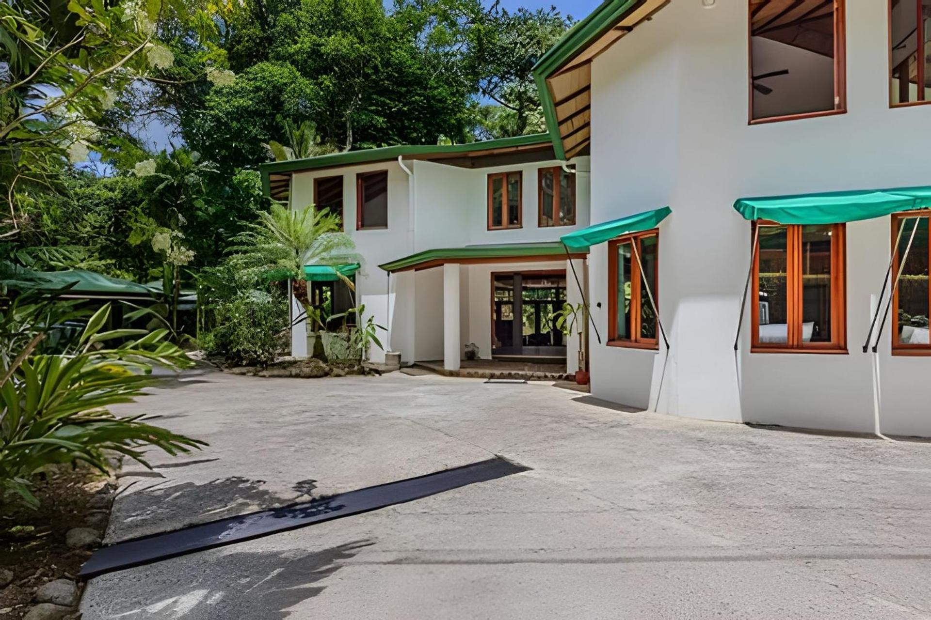 Private Jungle Home Sorrounded By Two Creeks