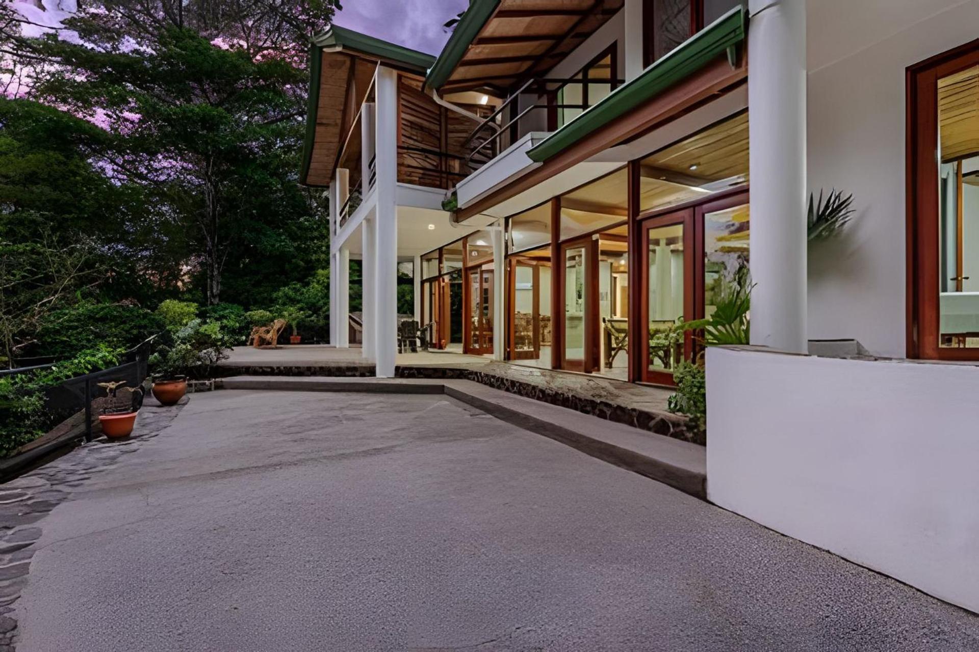 Private Jungle Home Sorrounded By Two Creeks