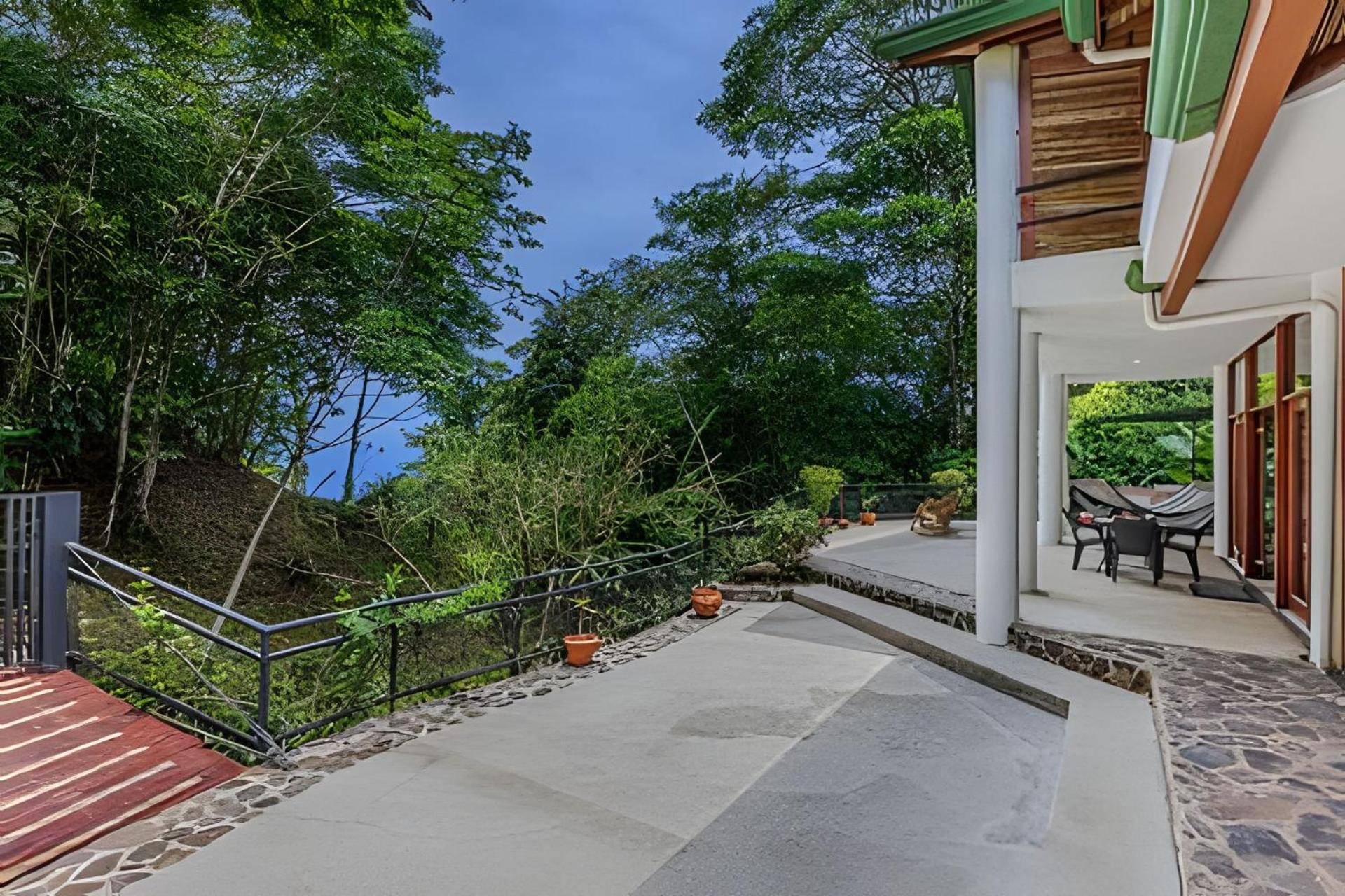 Private Jungle Home Sorrounded By Two Creeks