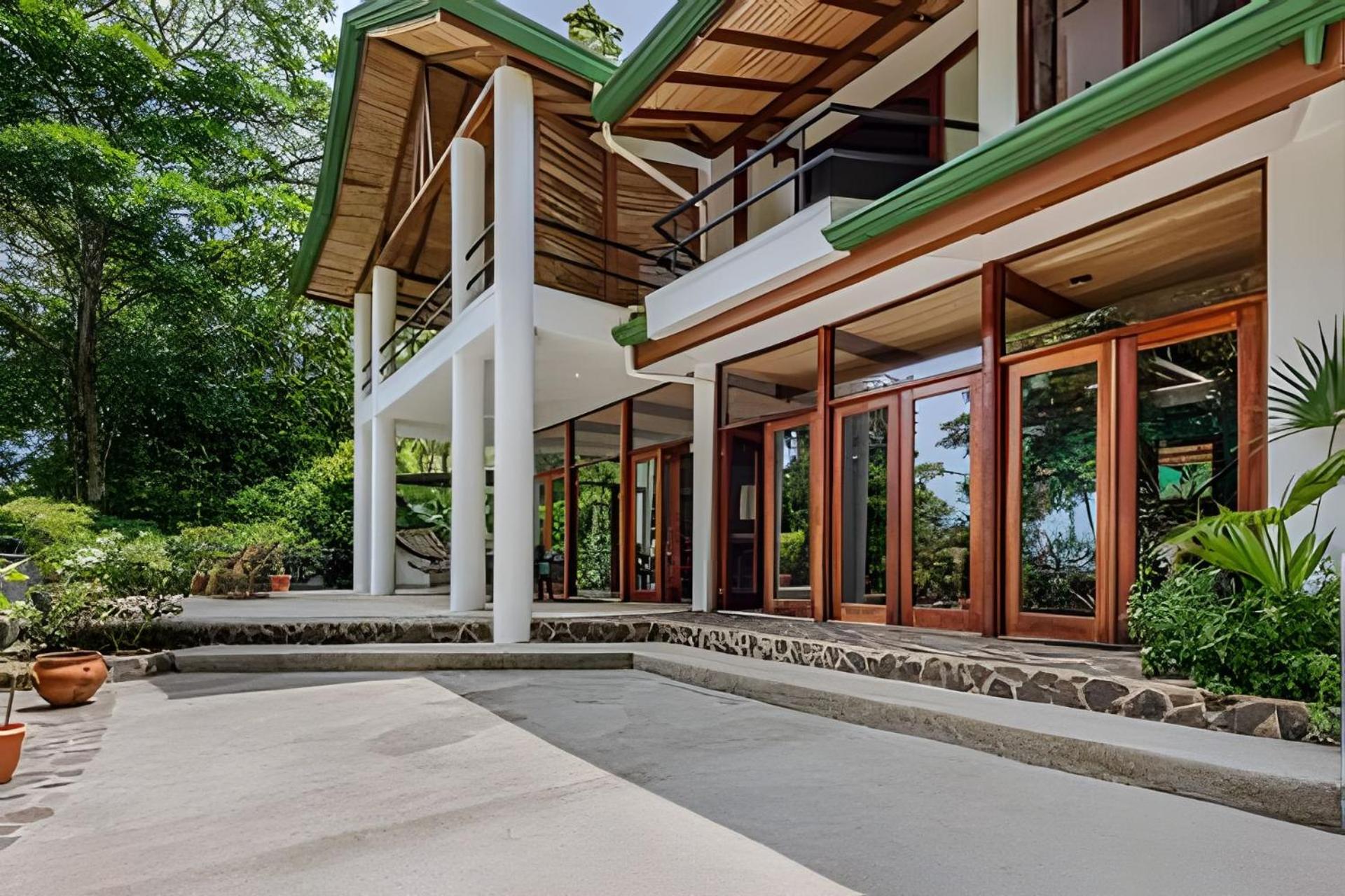 Private Jungle Home Sorrounded By Two Creeks