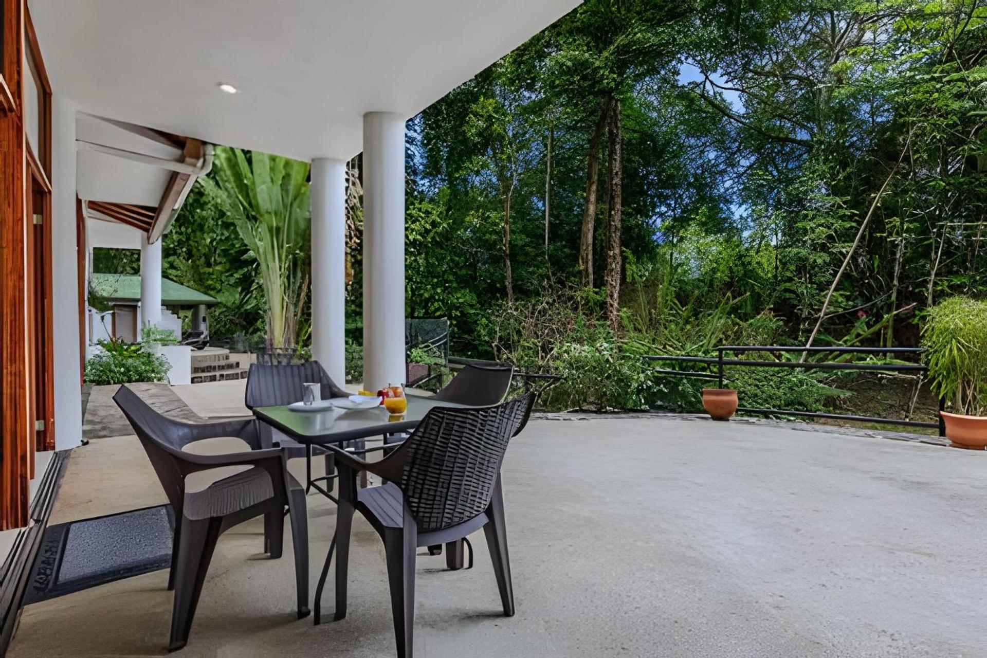 Private Jungle Home Sorrounded By Two Creeks