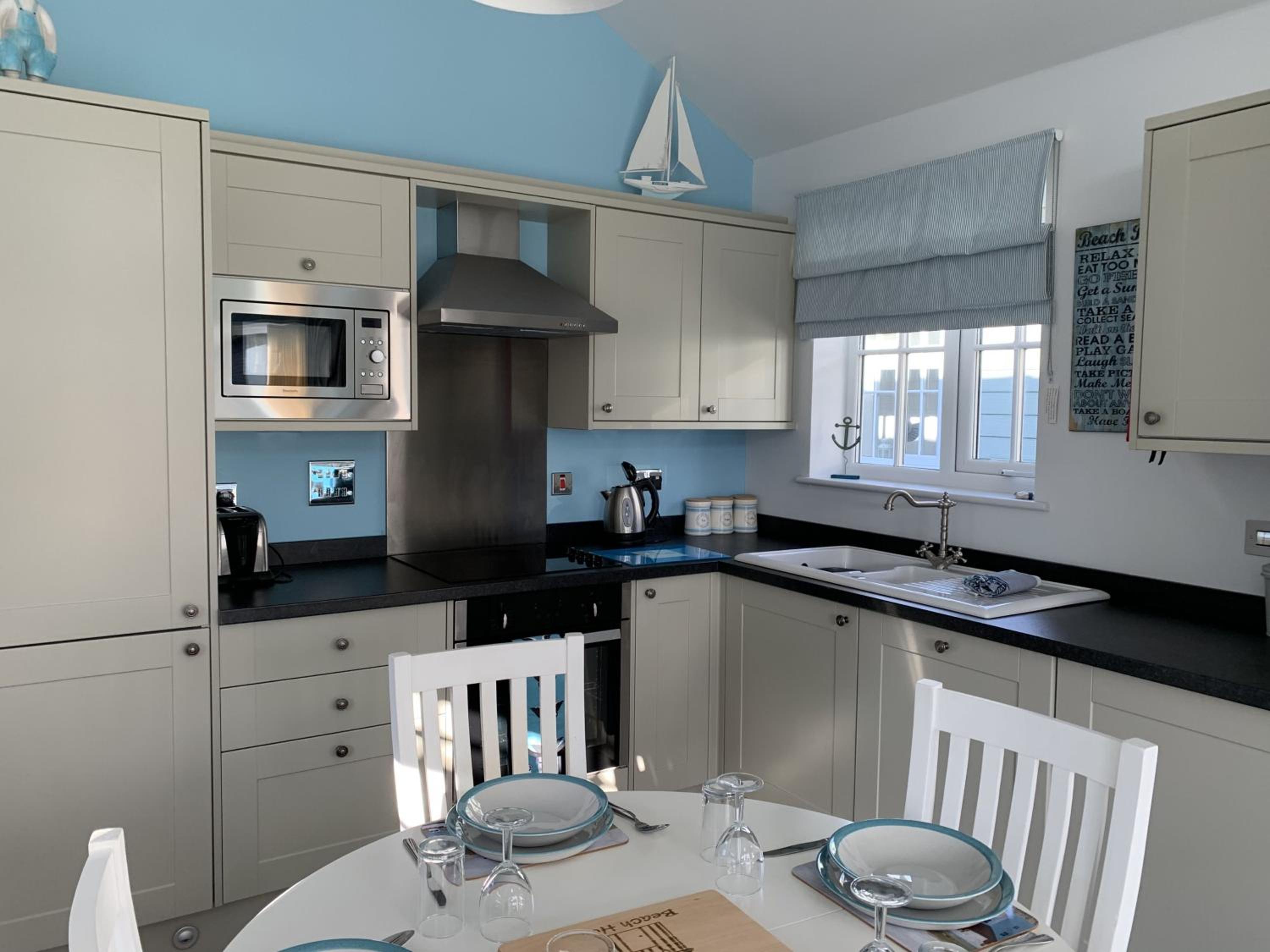 Rosies, The Bay, 2 bedrooms with ensuites, parking for 2 cars, 2 dogs welcome view 4