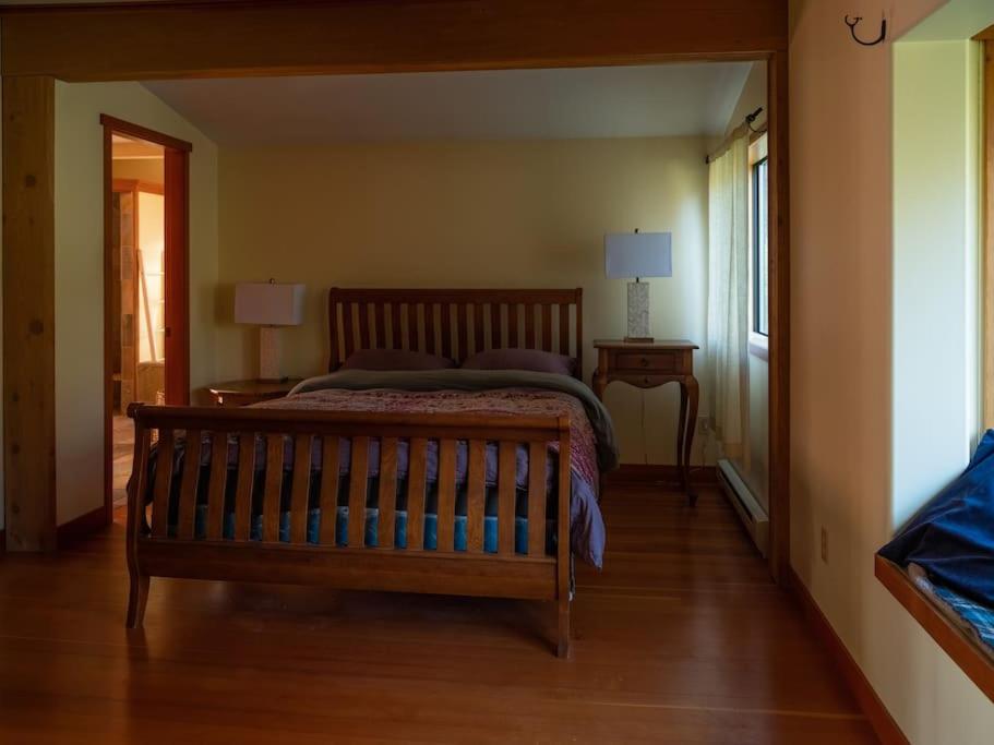 Lakefront Cottage, Salt Spring Island