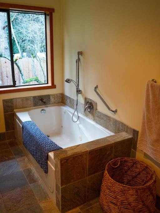 Lakefront Cottage, Salt Spring Island